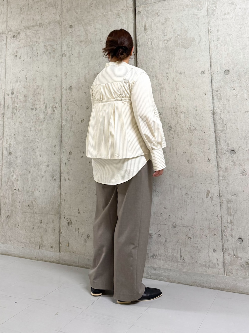 ホワイト系のシャツ/ブラウス、グレー系のその他パンツ、ブラック系のパンプスを着用したレディースの冬コーディネートの2枚目の写真