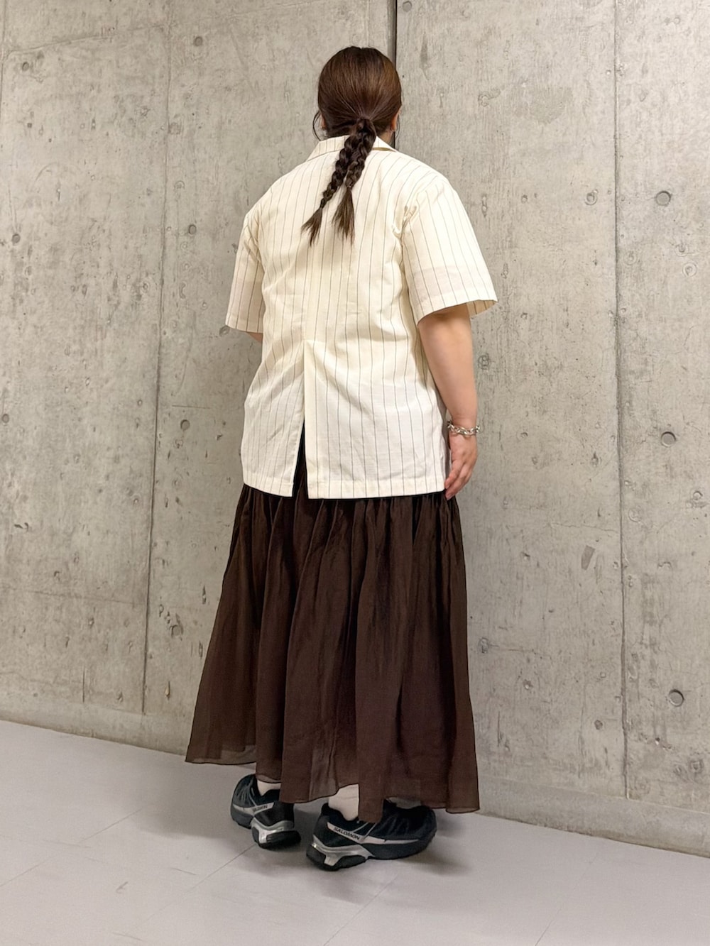 ホワイト系のその他アウター、ホワイト系のTシャツ/カットソー、ブラウン系のスカートを着用したレディースの夏コーディネートの2枚目の写真