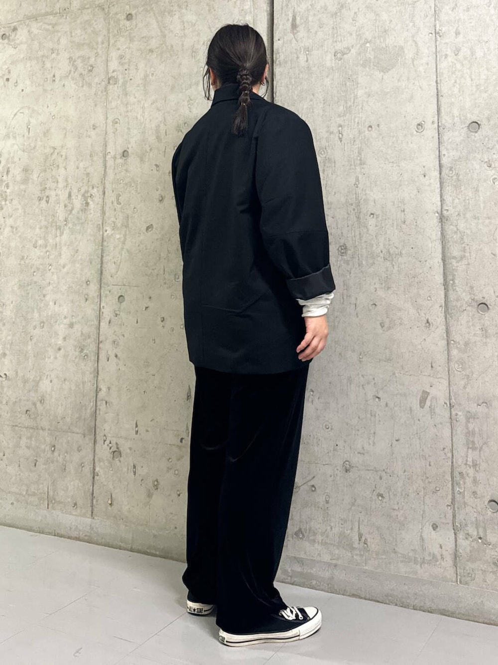 ブラック系のその他パンツ、グレー系のTシャツ/カットソー、ブラック系のテーラードジャケットを着用したレディースの秋コーディネートの3枚目の写真