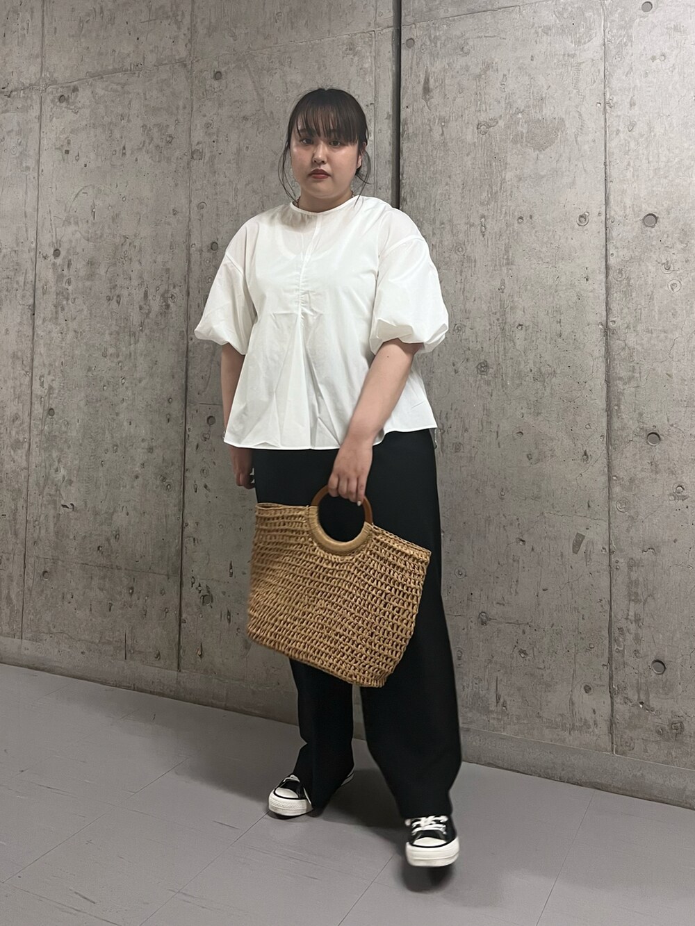 ホワイト系のシャツ/ブラウス、ベージュ系のトートバッグ、ブラック系のスニーカーを着用したレディースの春コーディネートの2枚目の写真