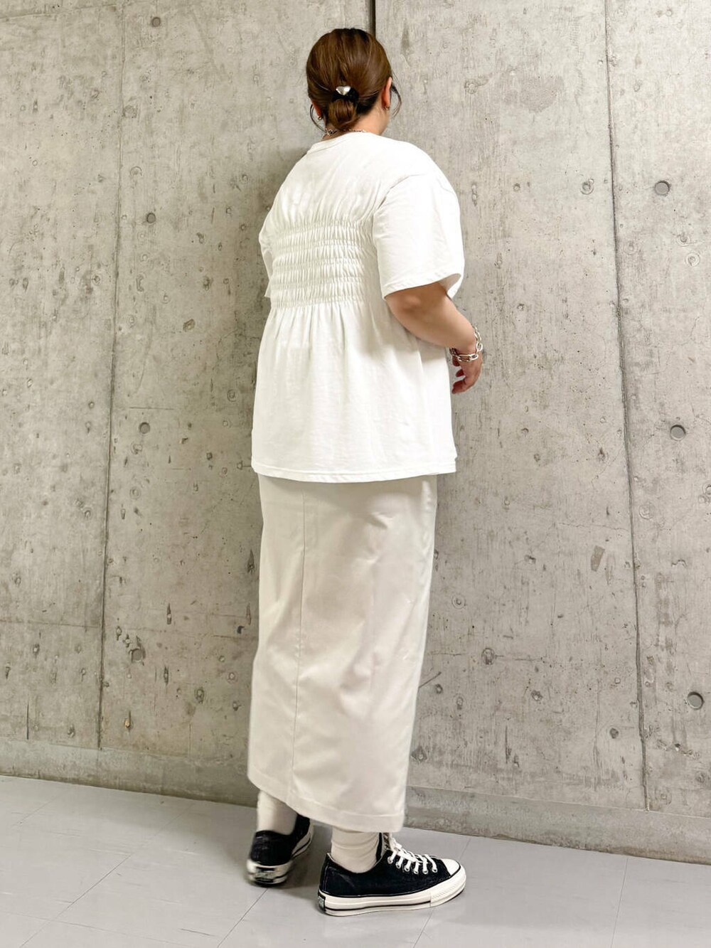 ホワイト系のTシャツ/カットソー、ベージュ系のスカートを着用したレディースの夏コーディネートの2枚目の写真