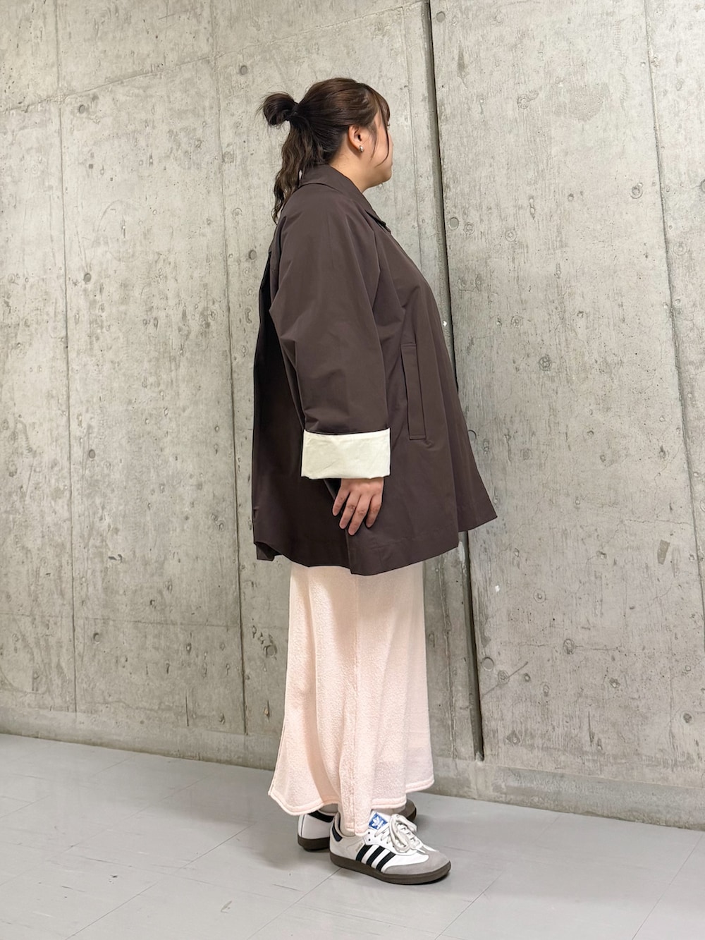 ブラウン系のその他アウター、ピンク系のスカートを着用したレディースの春コーディネートの2枚目の写真