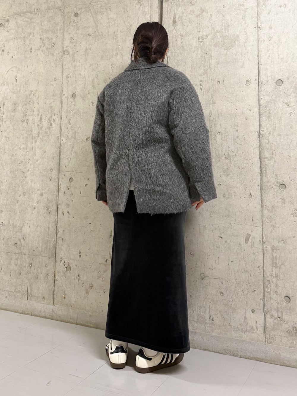 グレー系のその他アウター、グレー系のTシャツ/カットソー、グレー系のスカートを着用したレディースの秋コーディネートの3枚目の写真