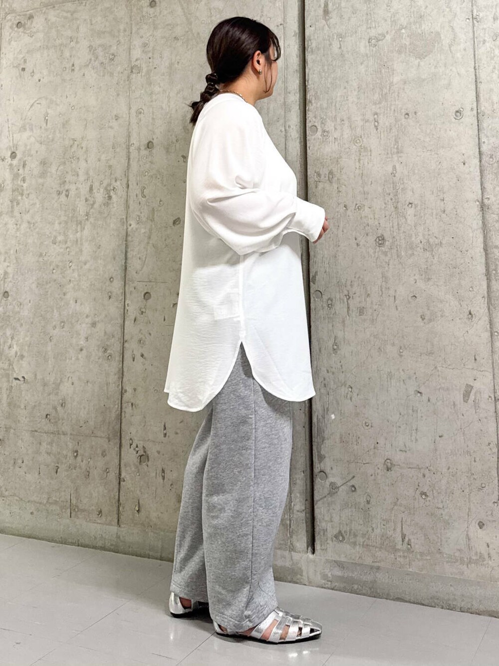 「大人カジュアル、オーバーサイズ、サンダル、kbf_ootd、KBF、パンツ、春コーデ、春、newarrival、チュニック、パンツコーデ、グルカサンダル、おでかけコーデ、スウェットパンツ、スリットスリーブ」｜「KBFのフラットグルカサンダル（サンダル、シルバー系）」を使った、sakaiさん（レディース・158cm）の春コーディネートの2枚目の写真
