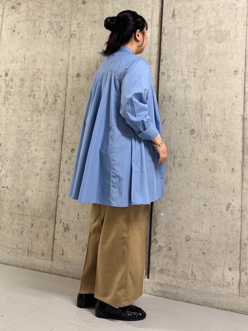 ブルー系のワンピース、ベージュ系のその他パンツ、ブラック系のローファーを着用したレディースの秋コーディネートの2枚目の写真