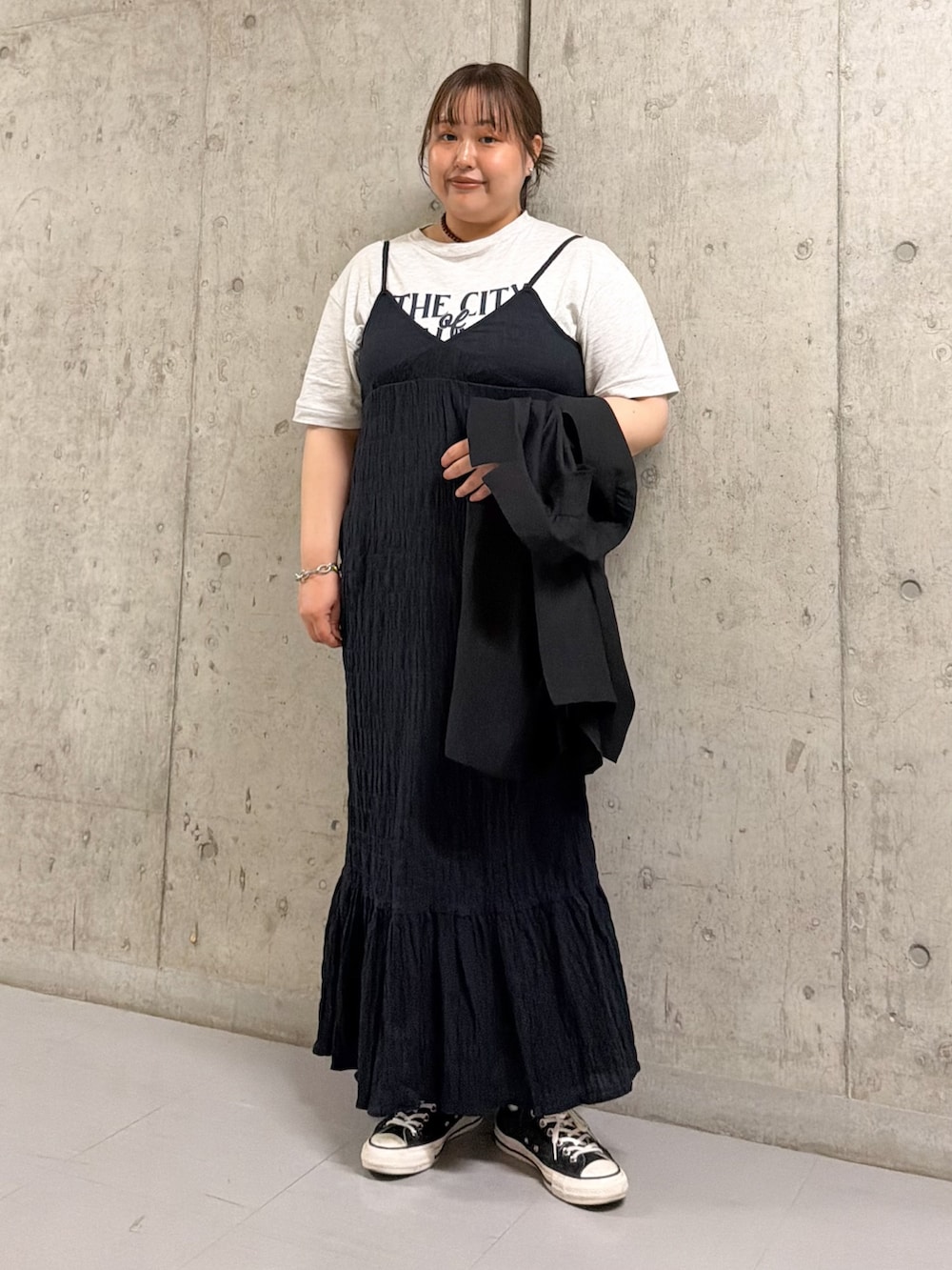 ブラック系のワンピース、グレー系のTシャツ/カットソー、ブラック系のその他アウターを着用したレディースの春コーディネートの2枚目の写真