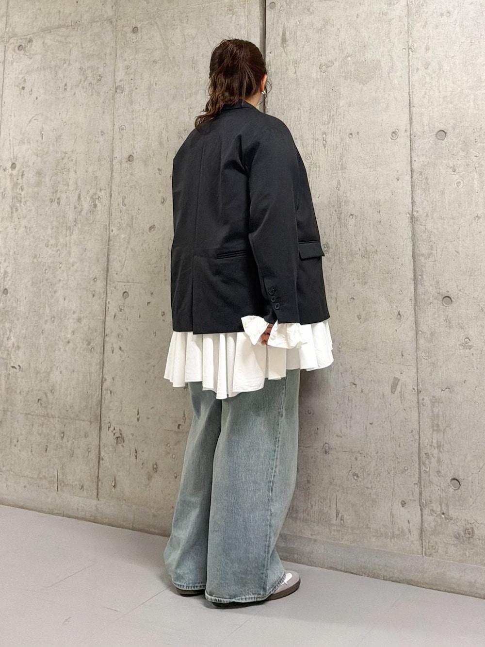 グレー系のその他アウター、ホワイト系のワンピース、ブルー系のデニムパンツを着用したレディースの春コーディネートの2枚目の写真