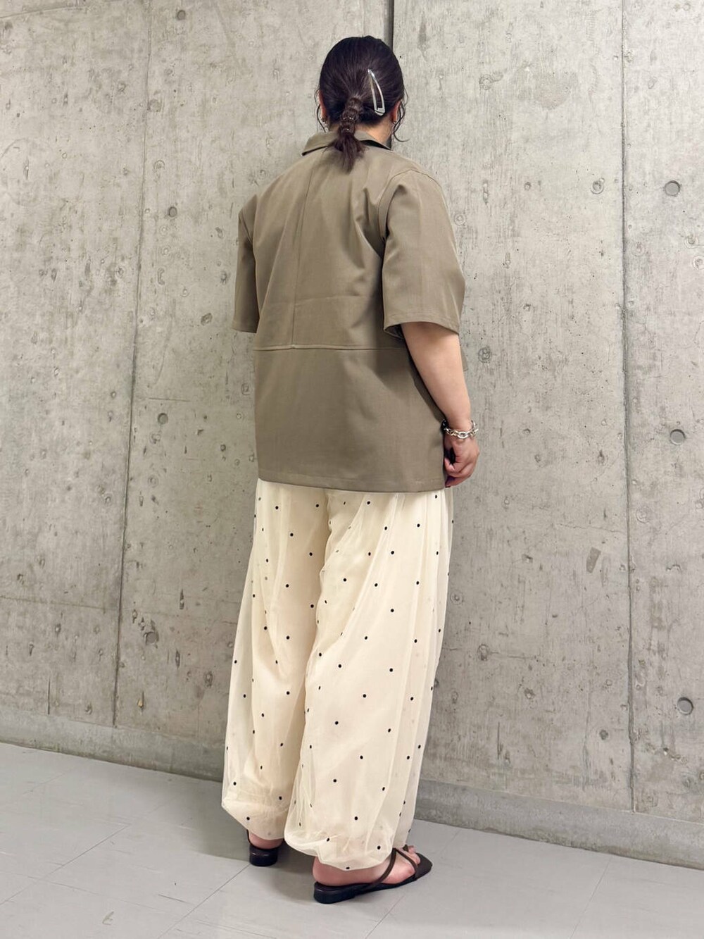 ホワイト系のTシャツ/カットソー、ブラウン系のサンダル、ブラウン系のその他アウターを着用したレディースの夏コーディネートの3枚目の写真