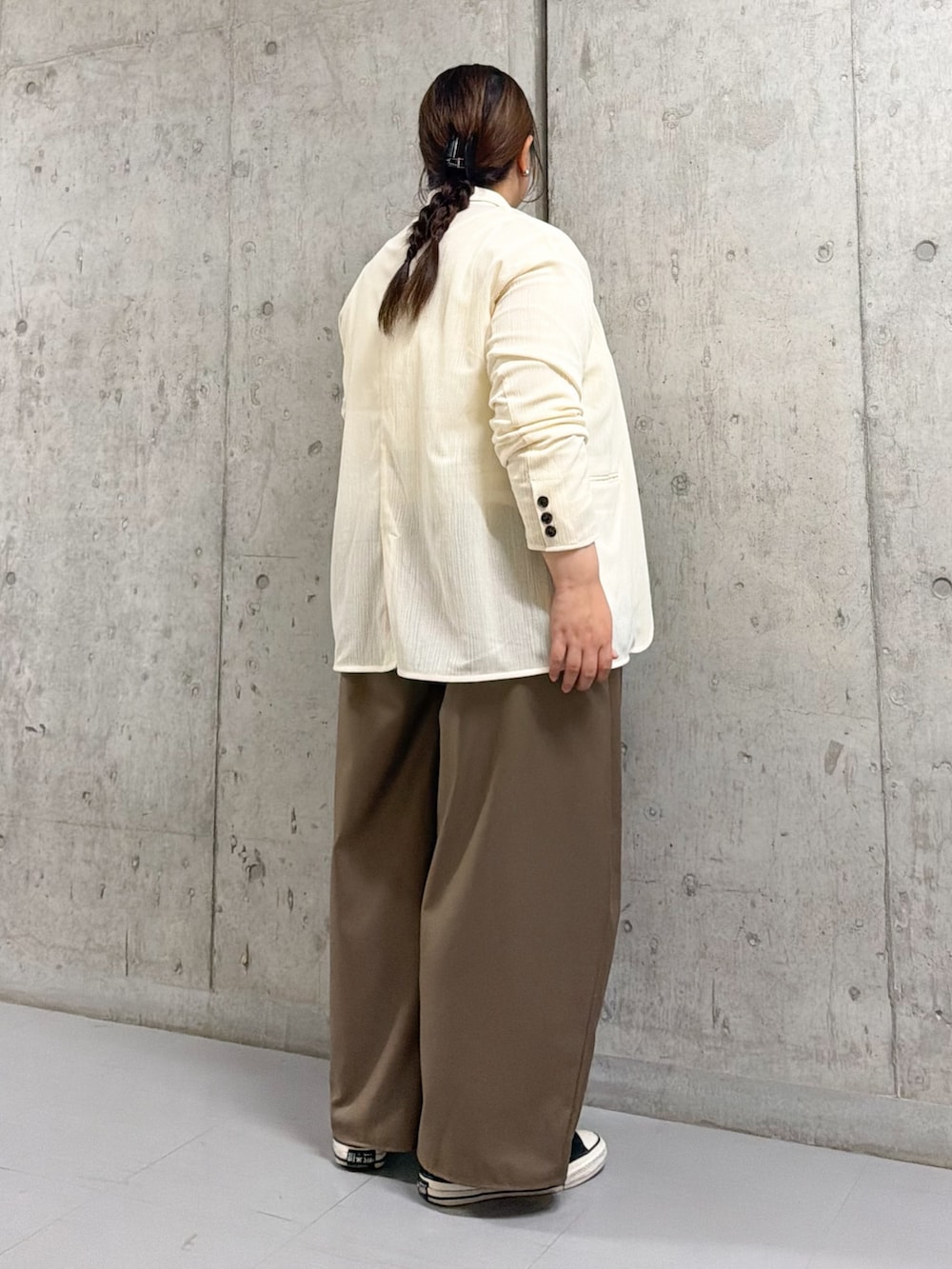 ホワイト系のニット/セーター、ホワイト系のその他アウター、ホワイト系のTシャツ/カットソーを着用したレディースの秋コーディネートの2枚目の写真