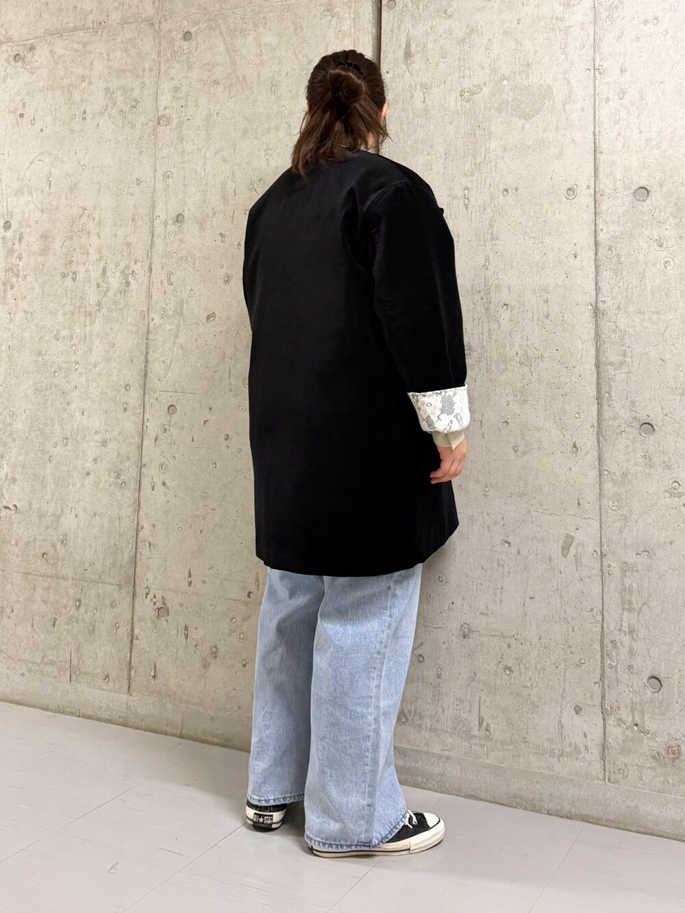 ブラック系のその他アウター、ブルー系のシャツ/ブラウス、ブルー系のデニムパンツを着用したレディースの冬コーディネートの3枚目の写真