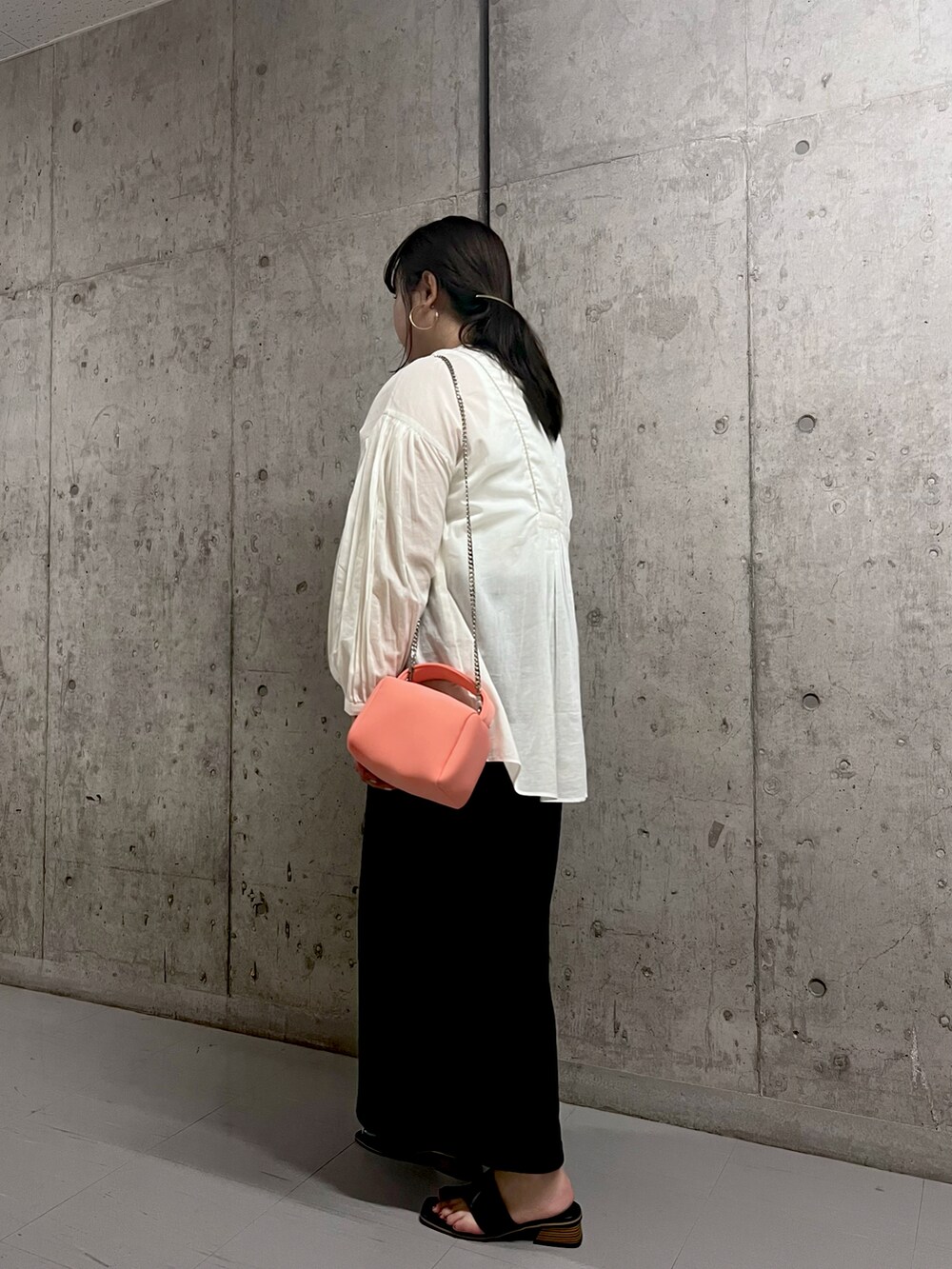 ホワイト系のシャツ/ブラウス、ピンク系のハンドバッグ、ブラック系のサンダルを着用したレディースの夏コーディネートの3枚目の写真