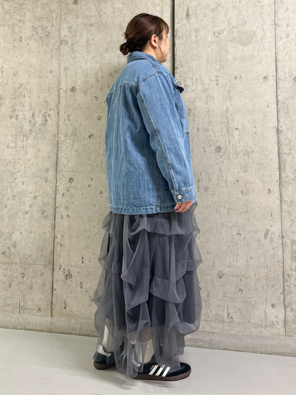 ブルー系のデニムジャケット、ブルー系のTシャツ/カットソー、グレー系のスカートを着用したレディースの春コーディネートの2枚目の写真