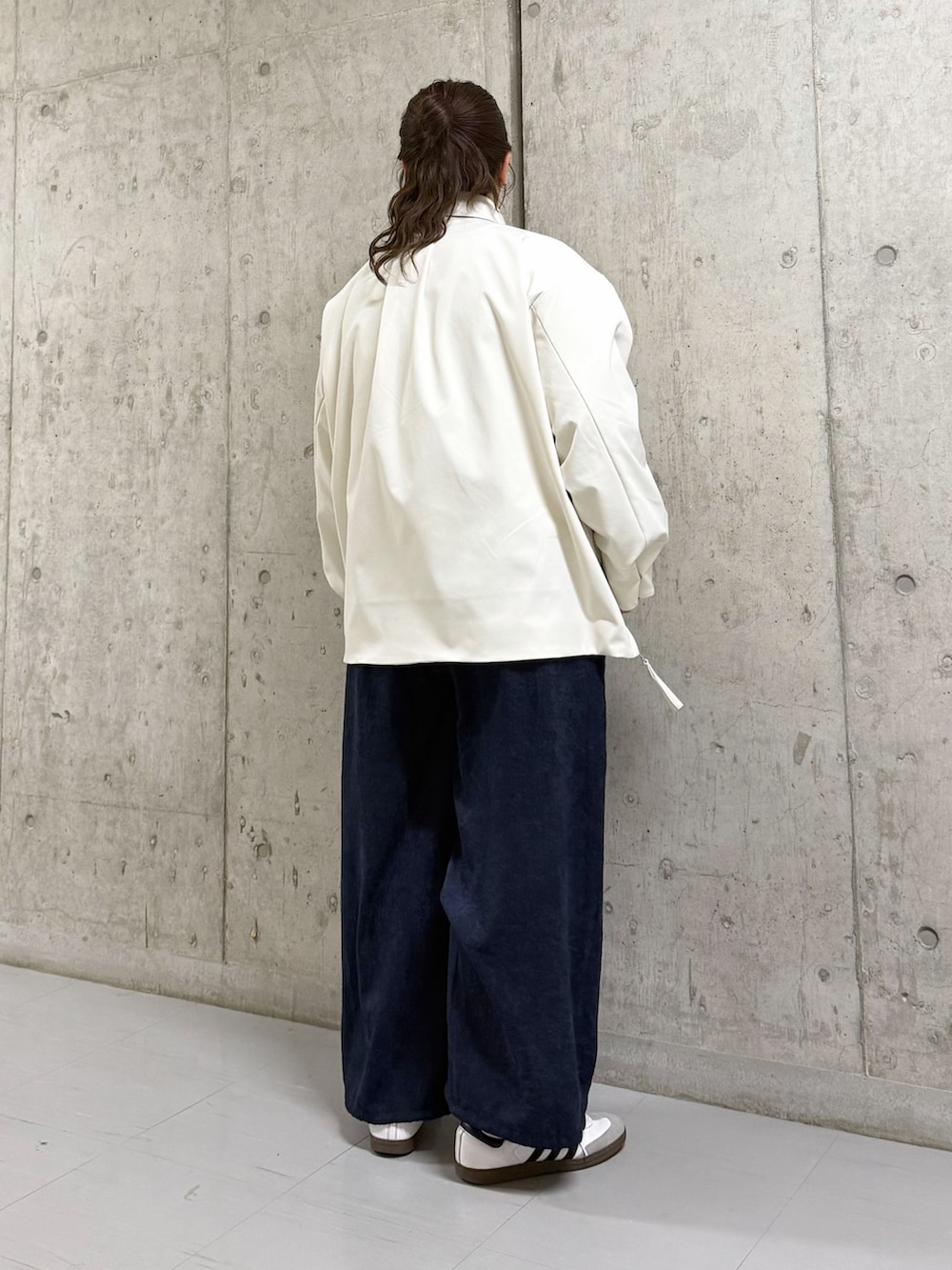 ホワイト系のその他アウター、ブルー系のその他パンツを着用したレディースの春コーディネートの2枚目の写真