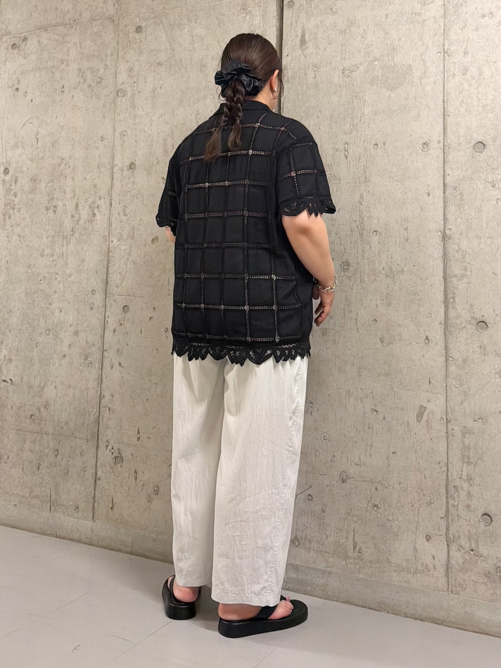 ブラック系のシャツ/ブラウス、ブルー系のその他パンツ、ブラック系のサンダルを着用したレディースの夏コーディネートの2枚目の写真