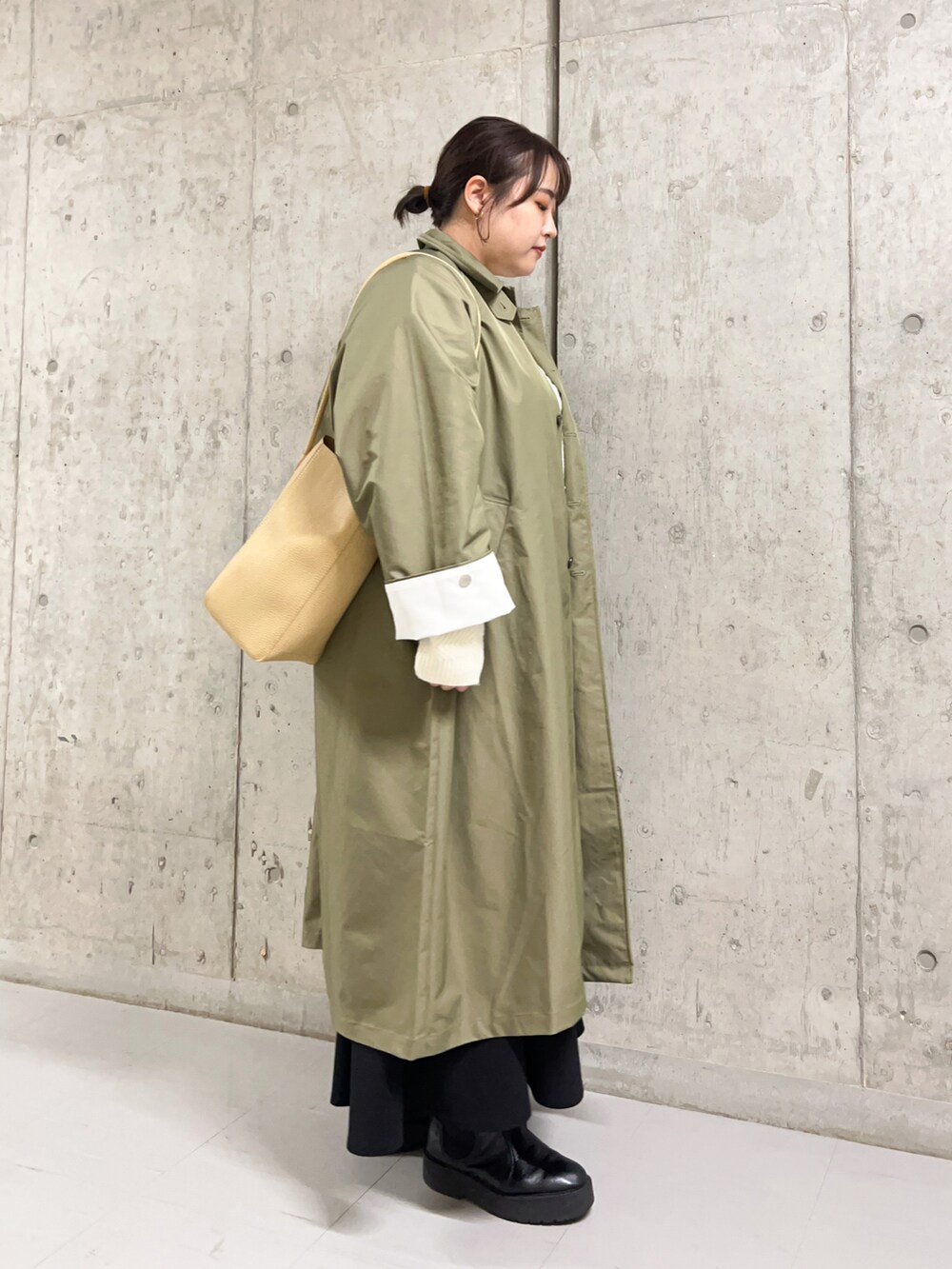「休日コーデ、おでかけコーデ、ootd、春コーデ、春、カジュアル、大人カジュアル、オーバーサイズ、ニット、ステンカラーコート、ゆるコーデ、きれいめカジュアル、ロングコート、ケーブルニット、白ニット」｜「KBFのソフトチューブBAG（ショルダーバッグ、ベージュ系）」を使った、sakaiさん（レディース・158cm）の冬コーディネートの2枚目の写真