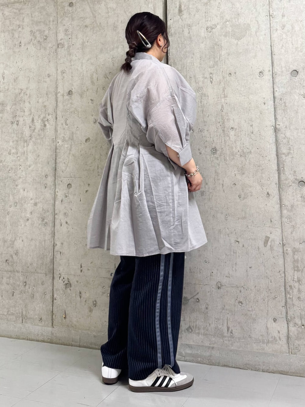 「ワンピース、大人カジュアル、カジュアル、オーバーサイズ、イージーパンツ、kbf_ootd、KBF、ストライプ、パンツ、シアー、ストライプパンツ、夏コーデ、夏、ワンピースコーデ」｜「KBFのストライプラインイージーパンツ（その他パンツ、ブルー系）」を使った、sakaiさん（レディース・158cm）の夏コーディネートの3枚目の写真