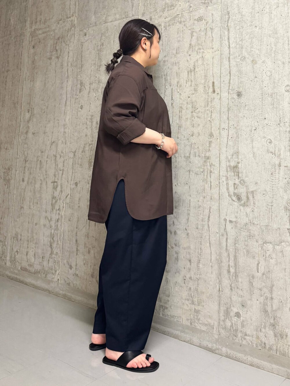 ブルー系のその他パンツ、ブラウン系のシャツ/ブラウス、イエロー系のTシャツ/カットソーを着用したレディースの春コーディネートの2枚目の写真