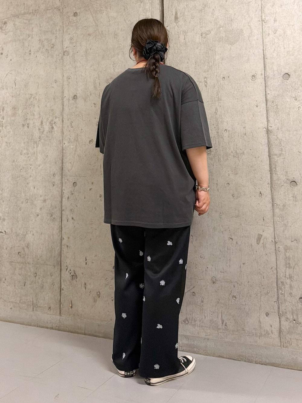 グレー系のTシャツ/カットソー、ブラック系のその他パンツ、レッド系のポーチを着用したレディースの夏コーディネートの2枚目の写真