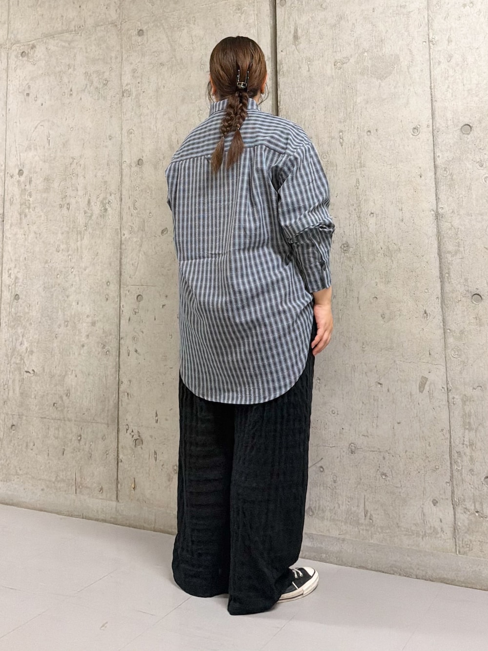 ブラック系のその他パンツ、ブルー系のシャツ/ブラウスを着用したレディースの秋コーディネートの2枚目の写真