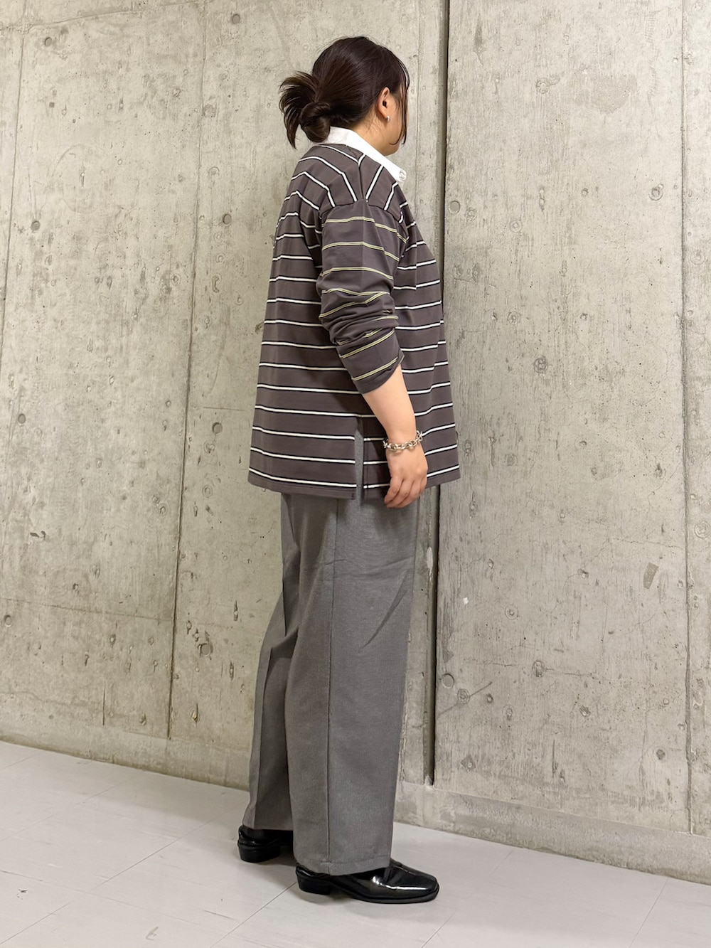 ブラック系のTシャツ/カットソー、グレー系のその他パンツ、ブラック系のその他シューズを着用したレディースの秋コーディネートの2枚目の写真