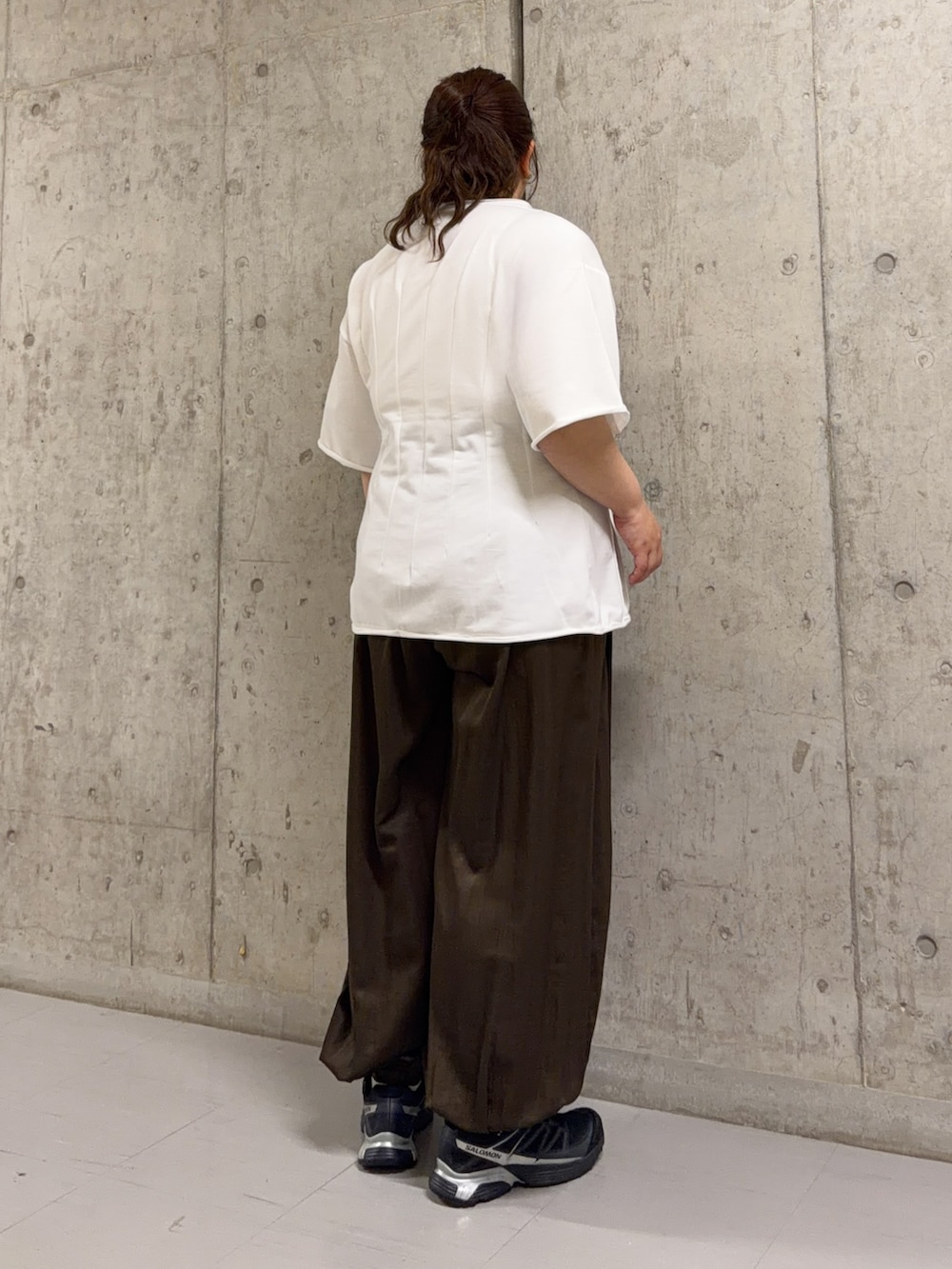 ホワイト系のTシャツ/カットソー、グリーン系のその他パンツ、ブラック系のスニーカーを着用したレディースの春コーディネートの2枚目の写真