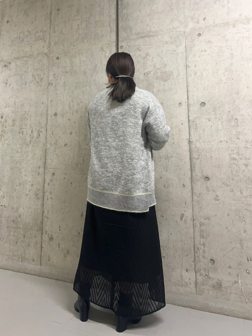 ブラック系のワンピース、ブラック系のブーツ、グレー系のカーディガン/ボレロを着用したレディースの秋コーディネートの4枚目の写真