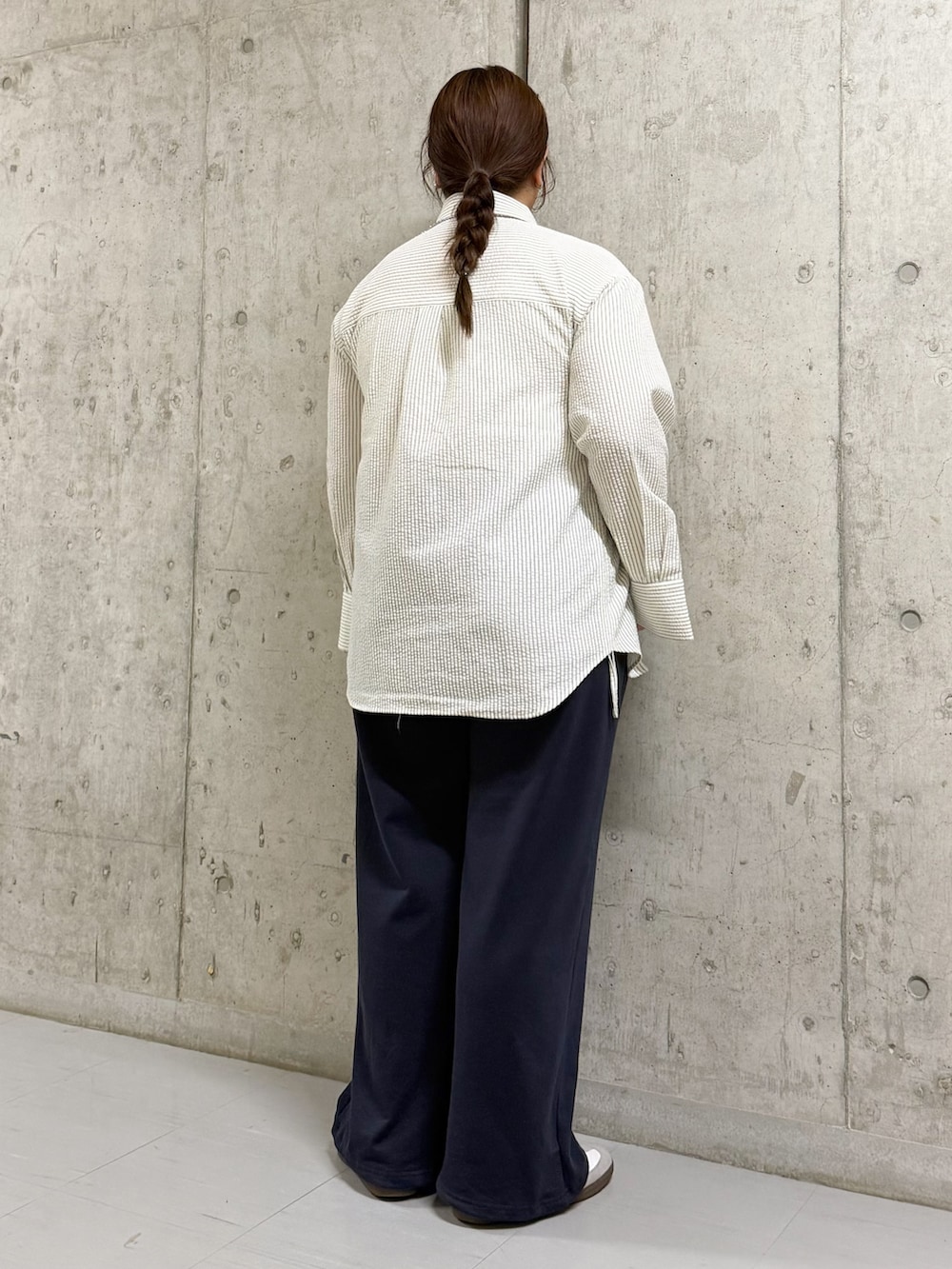 ホワイト系のシャツ/ブラウス、ブルー系のその他パンツを着用したレディースの春コーディネートの2枚目の写真