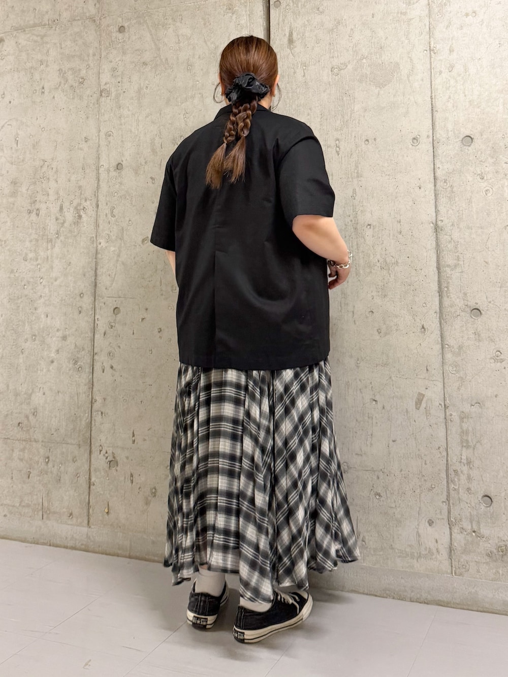 ブラック系のその他アウター、グレー系のTシャツ/カットソー、ブラック系のスカートを着用したレディースの夏コーディネートの2枚目の写真