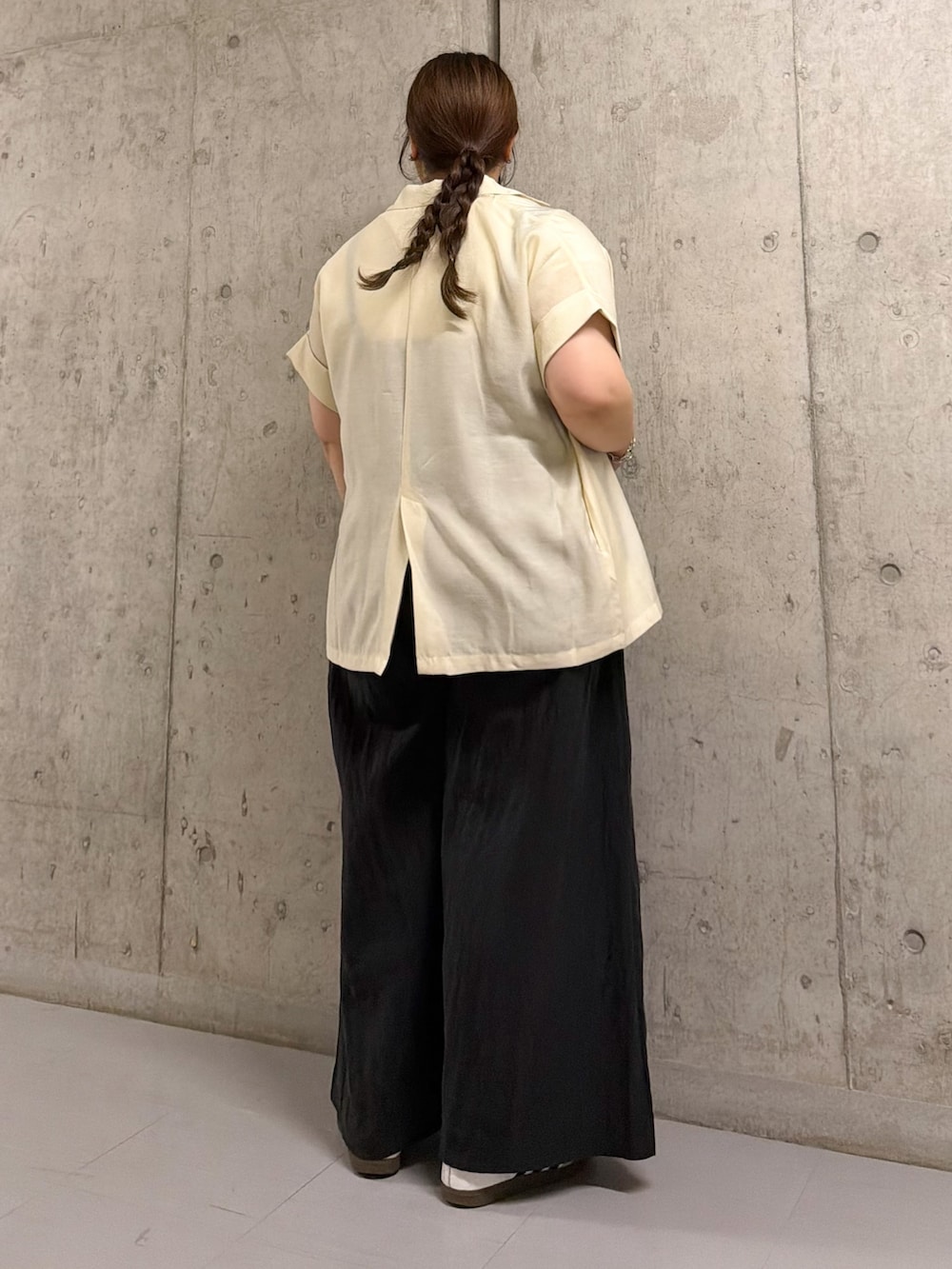 ブラック系のその他パンツ、ホワイト系のその他アウター、ホワイト系のTシャツ/カットソーを着用したレディースの夏コーディネートの2枚目の写真
