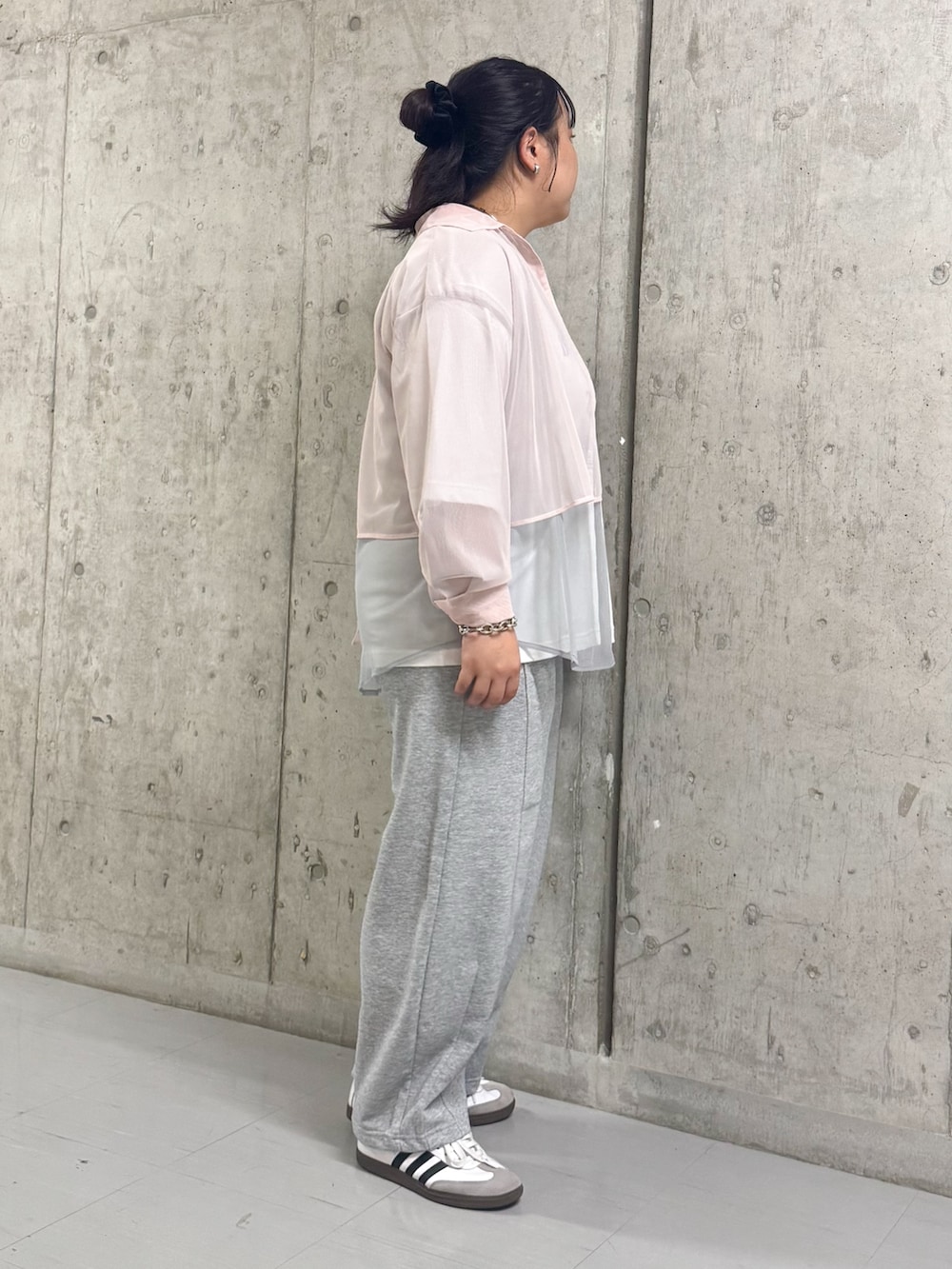 ホワイト系のTシャツ/カットソー、ピンク系のシャツ/ブラウス、グレー系のその他パンツを着用したレディースの秋コーディネートの2枚目の写真