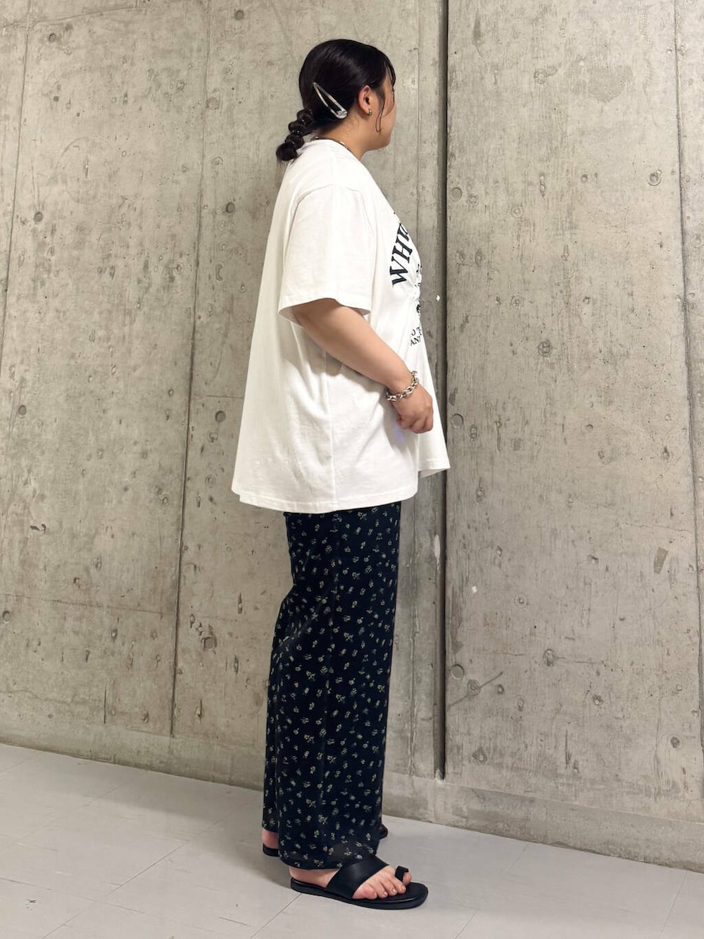 「大人カジュアル、カジュアル、Tシャツ、オーバーサイズ、サンダル、kbf_ootd、KBF、パンツ、シューズ、フラワープリント、夏コーデ、夏、フラットサンダル、プリントt、柄物」｜「KBFのシティトングサンダル（サンダル、ブラック系）」を使った、sakaiさん（レディース・158cm）の夏コーディネートの2枚目の写真