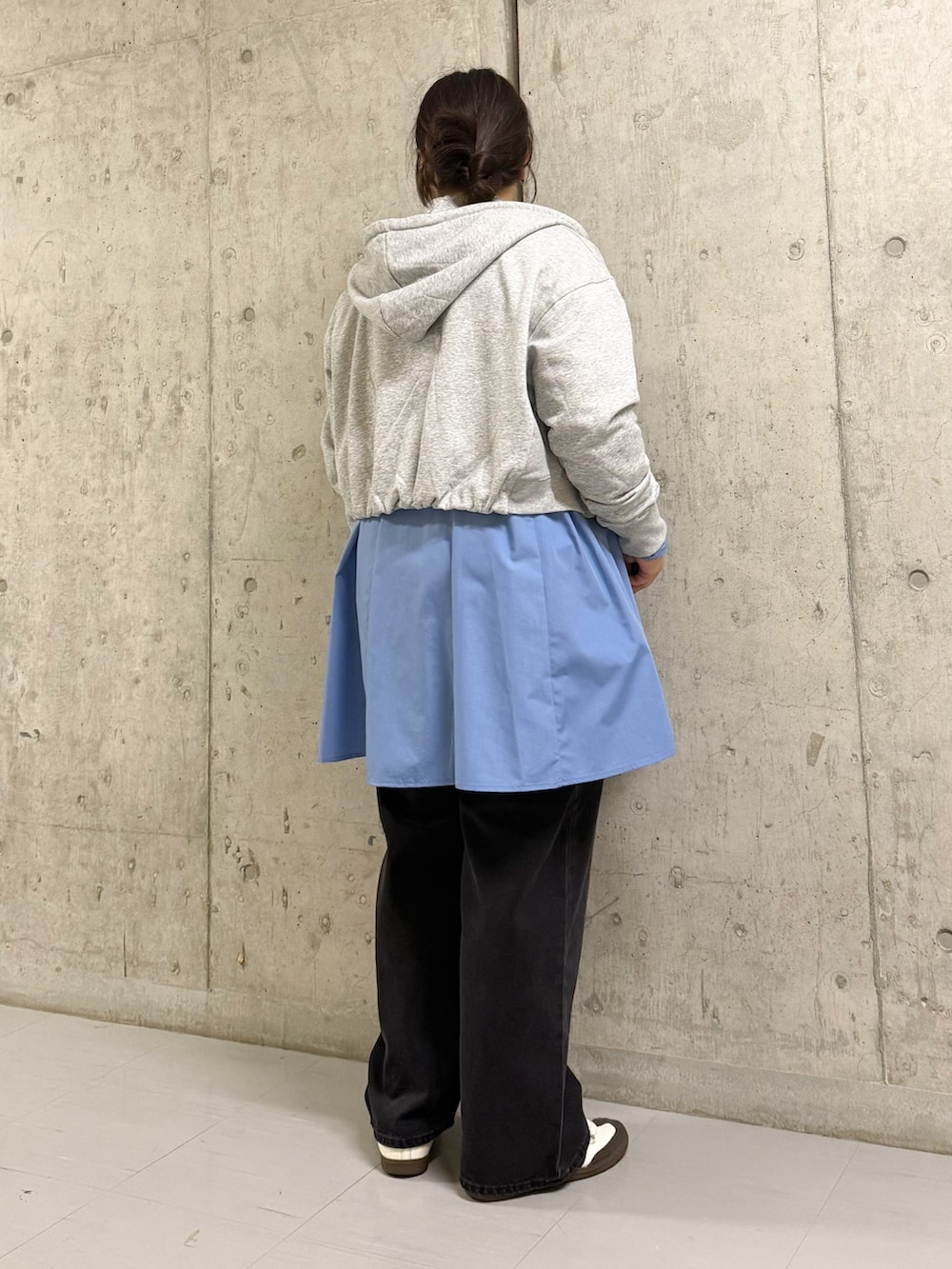 ブルー系のワンピース、グレー系のパーカー、ブラック系のデニムパンツを着用したレディースの秋コーディネートの3枚目の写真