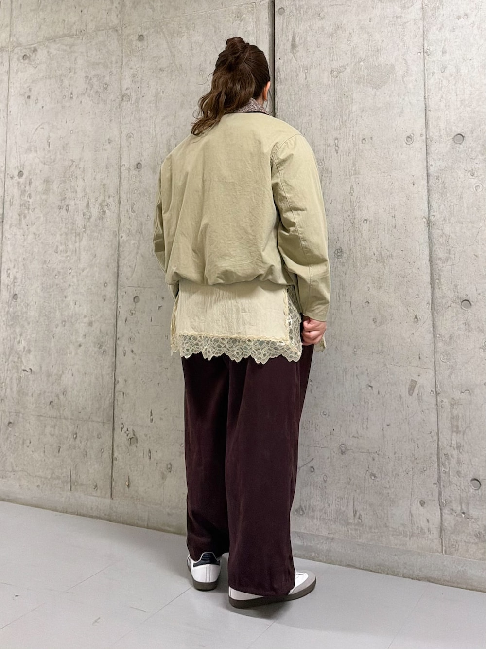 ベージュ系のブルゾン、ベージュ系のキャミソール、レッド系のその他パンツを着用したレディースの冬コーディネートの3枚目の写真