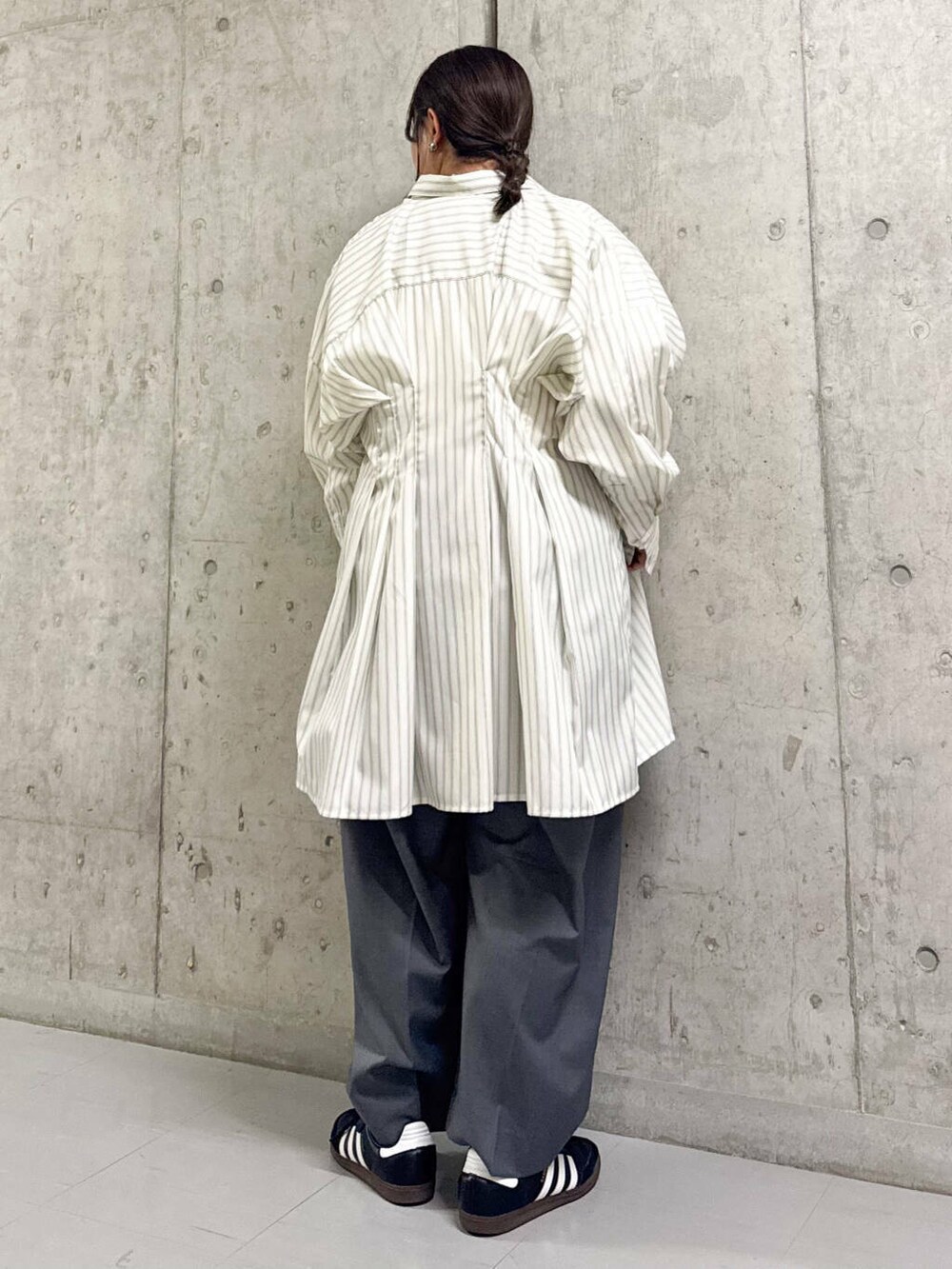 ホワイト系のTシャツ/カットソー、ベージュ系のワンピース、グレー系のその他パンツを着用したレディースの春コーディネートの3枚目の写真