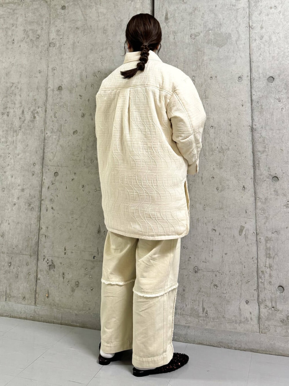 ブラウン系のその他シューズ、ホワイト系のその他パンツ、ホワイト系のダウンジャケット/コートを着用したレディースの秋コーディネートの3枚目の写真