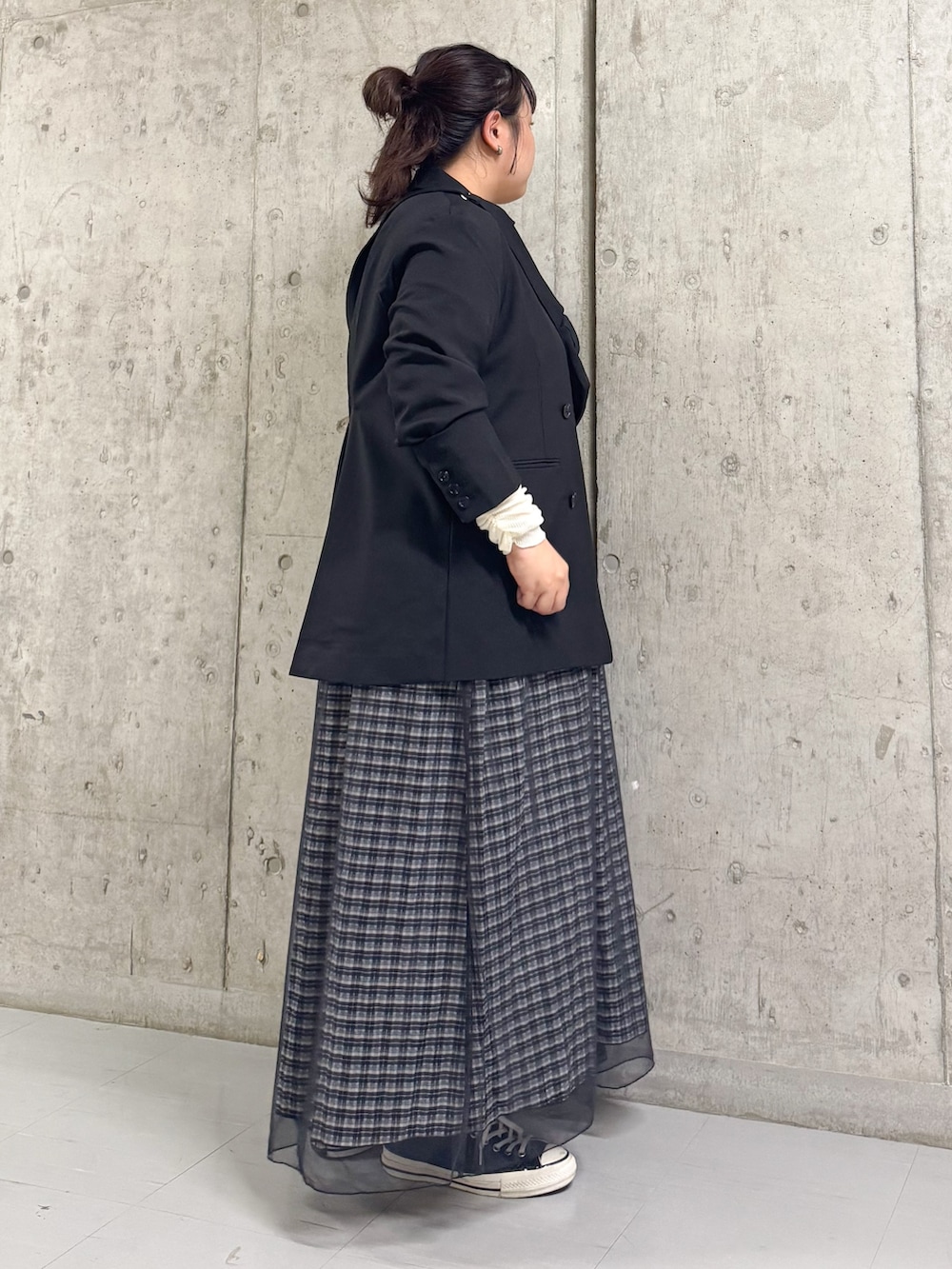 ブラック系のその他アウター、ブラック系のスカート、ホワイト系のTシャツ/カットソーを着用したレディースの夏コーディネートの2枚目の写真