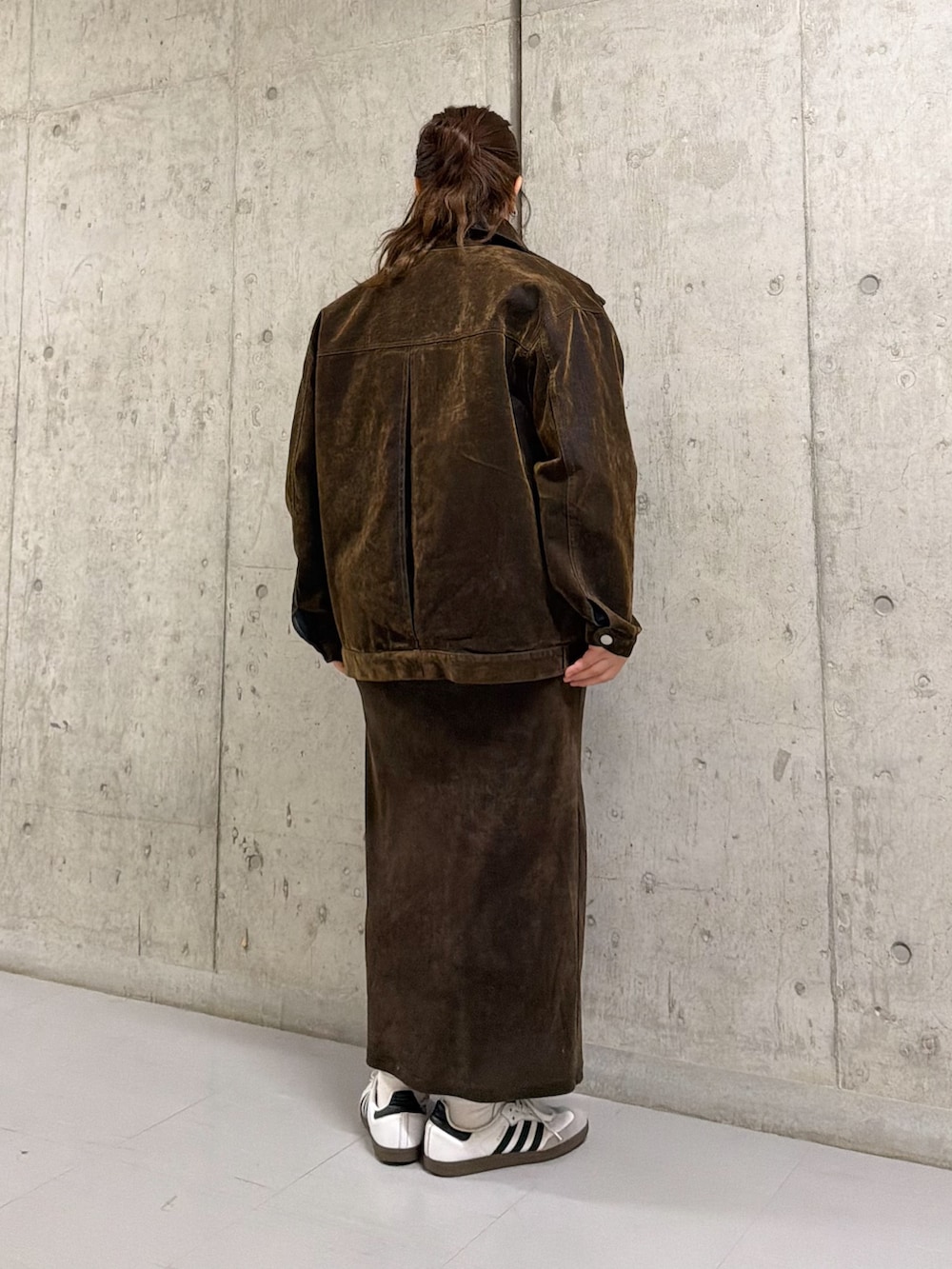 ブラウン系のブルゾン、ブラウン系のワンピースを着用したレディースの冬コーディネートの3枚目の写真