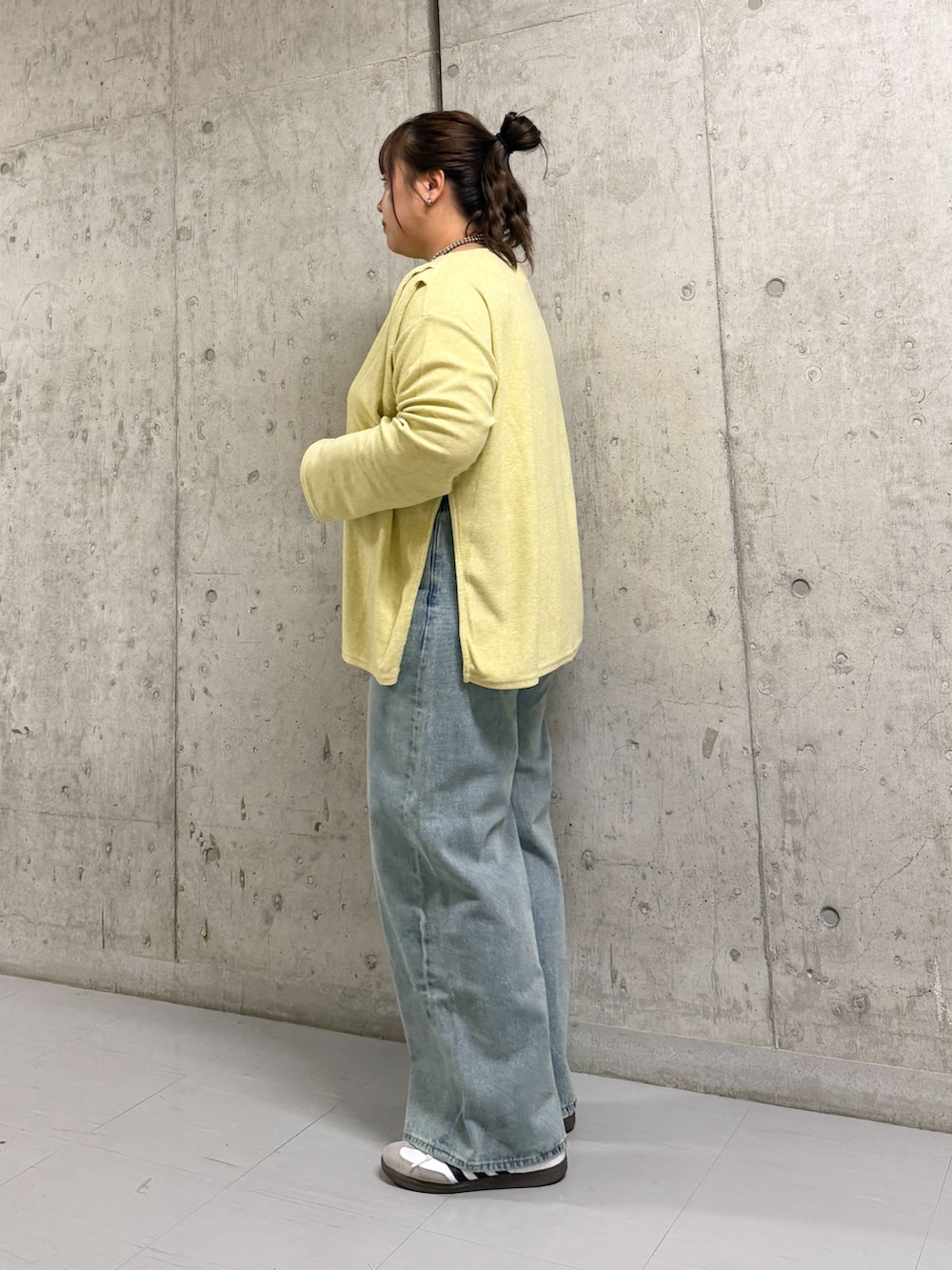 イエロー系のTシャツ/カットソー、ブルー系のデニムパンツ、ホワイト系のハンドバッグを着用したレディースの春コーディネートの2枚目の写真