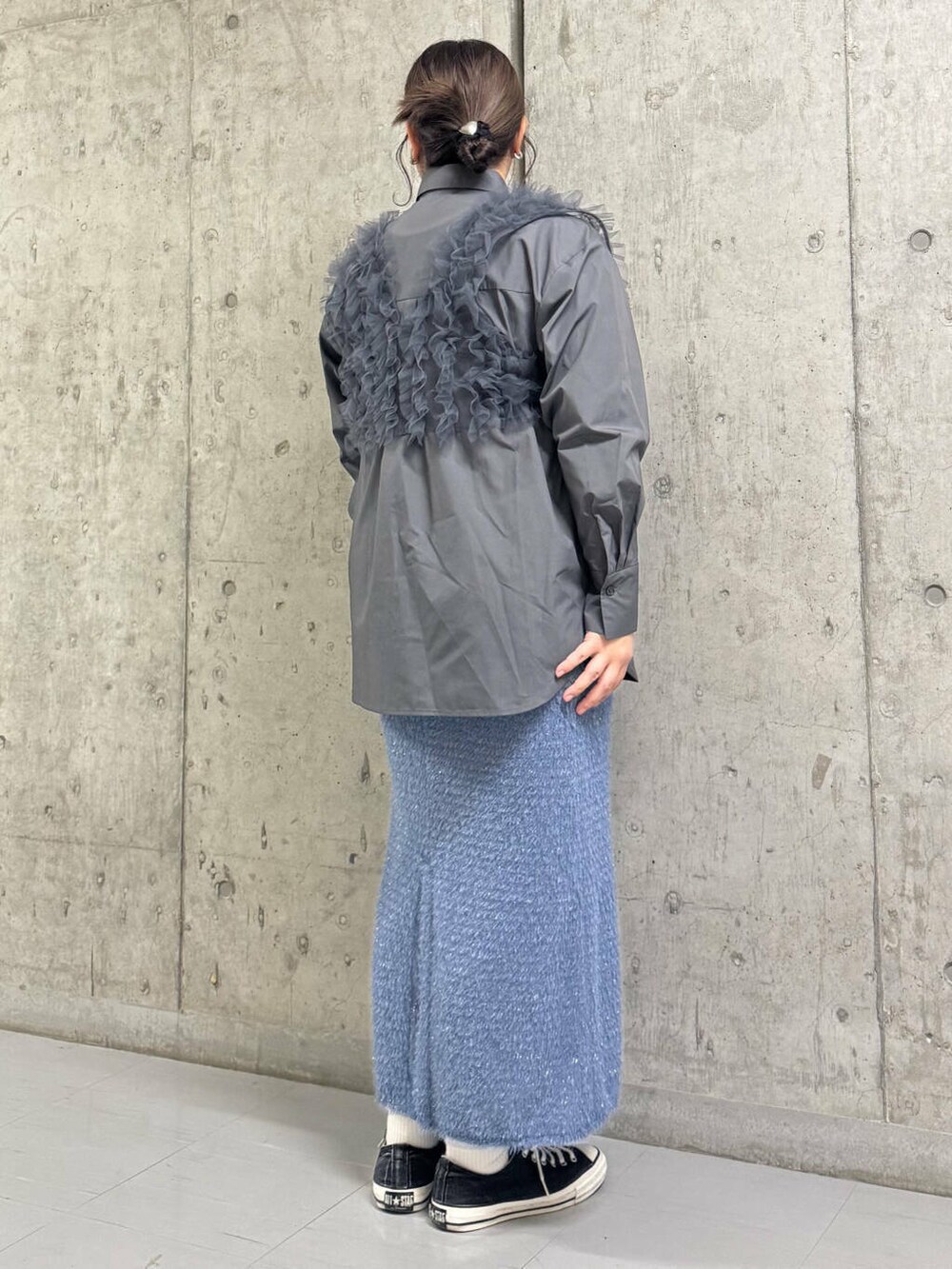 ブルー系のスカート、グレー系のシャツ/ブラウスを着用したレディースの冬コーディネートの3枚目の写真