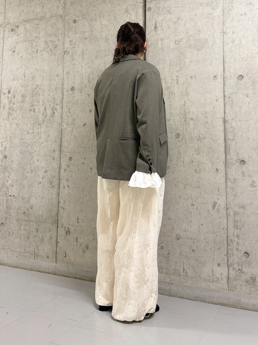 グレー系のその他アウター、ホワイト系のタンクトップ、ホワイト系のその他パンツを着用したレディースの春コーディネートの3枚目の写真