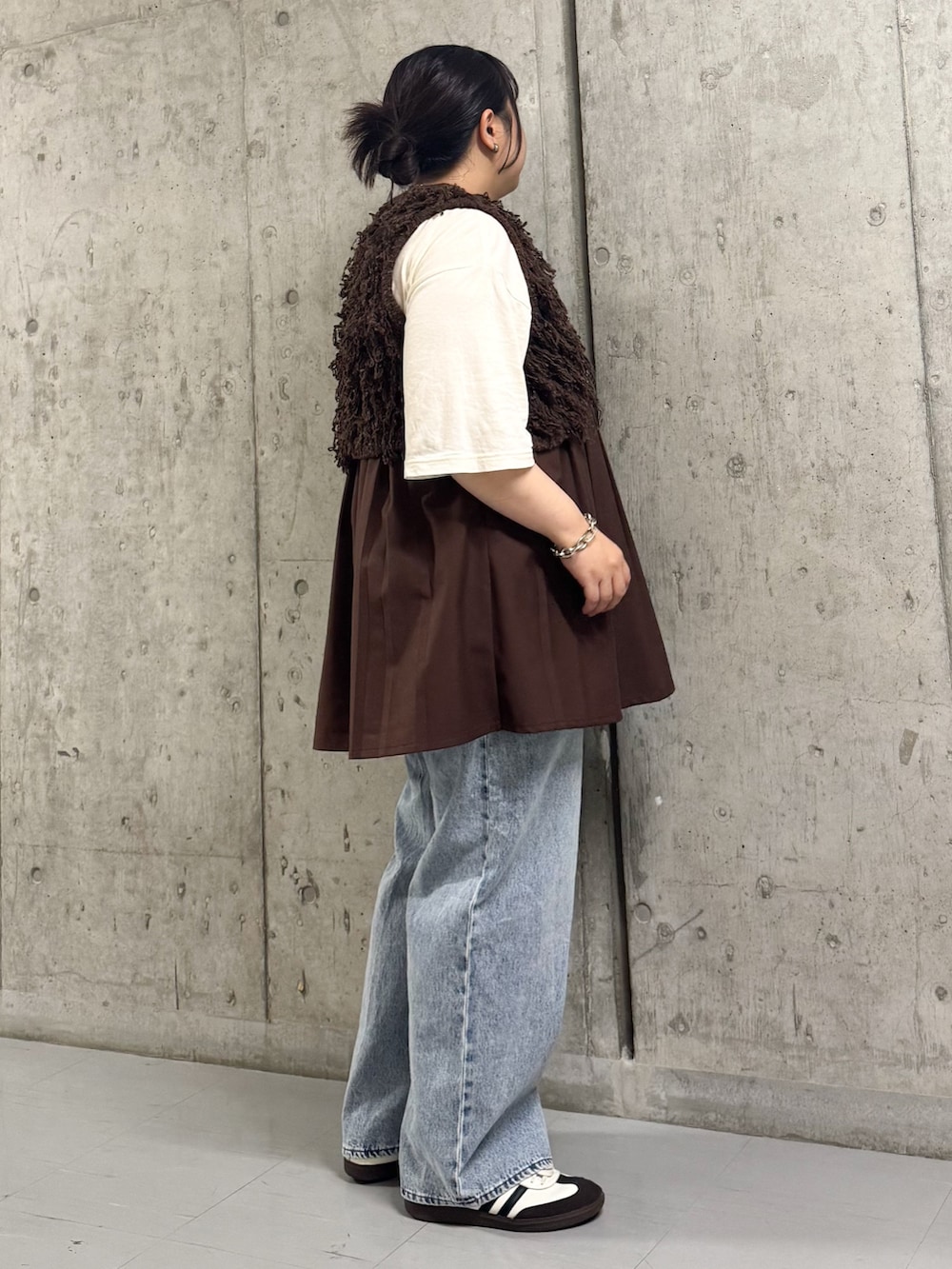 イエロー系のTシャツ/カットソー、ブラウン系のワンピース、ブルー系のデニムパンツを着用したレディースの夏コーディネートの2枚目の写真