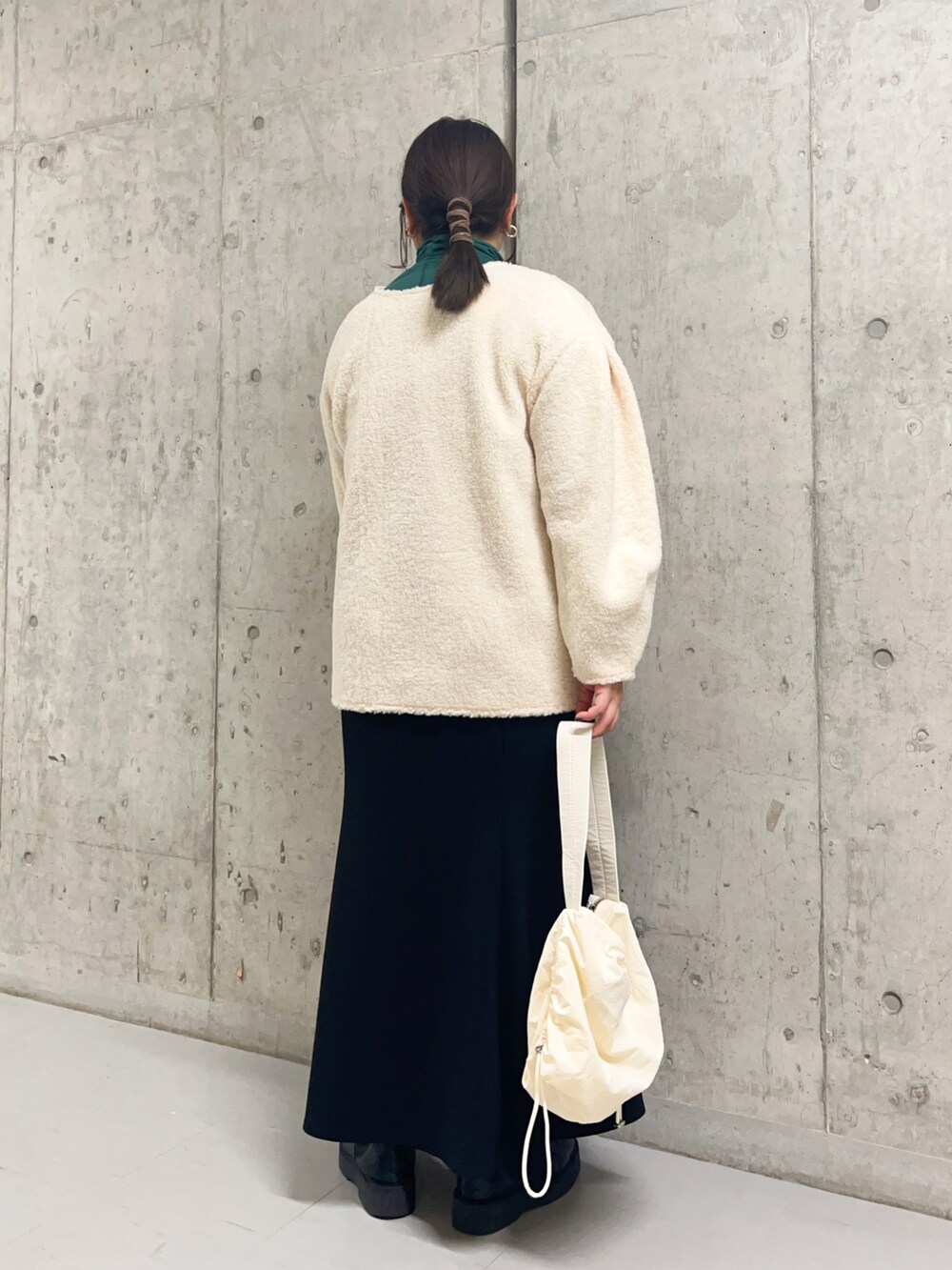 ホワイト系のTシャツ/カットソー、グリーン系のTシャツ/カットソー、ホワイト系のショルダーバッグを着用したレディースの冬コーディネートの3枚目の写真