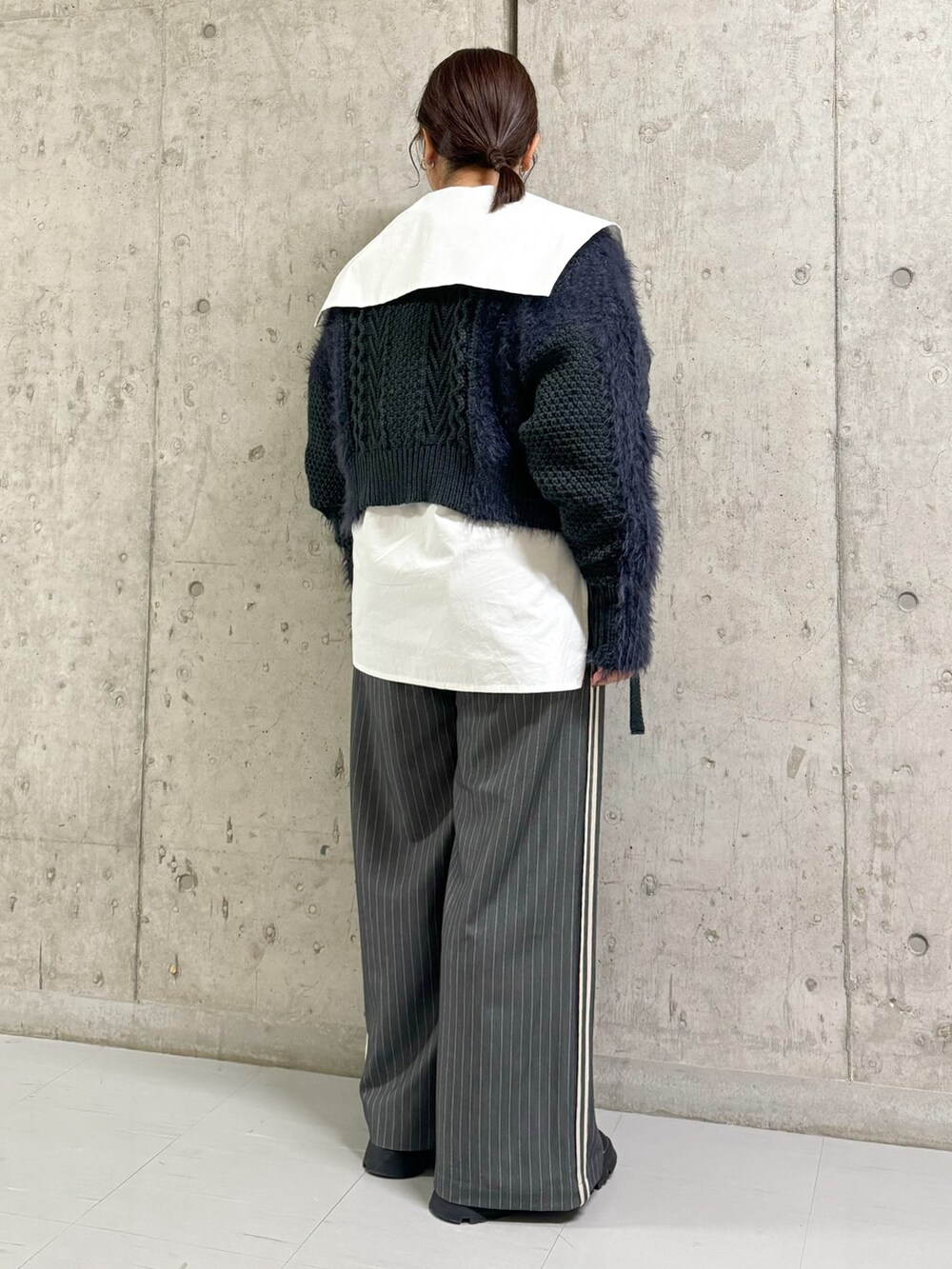 ホワイト系のシャツ/ブラウス、グレー系のニット/セーター、グレー系のその他パンツを着用したレディースの冬コーディネートの3枚目の写真