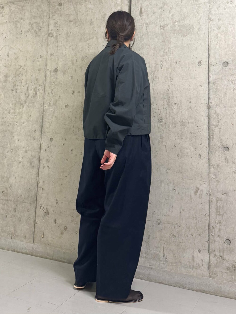 ブルー系のその他パンツ、パープル系のTシャツ/カットソー、グレー系のブルゾンを着用したレディースの春コーディネートの3枚目の写真