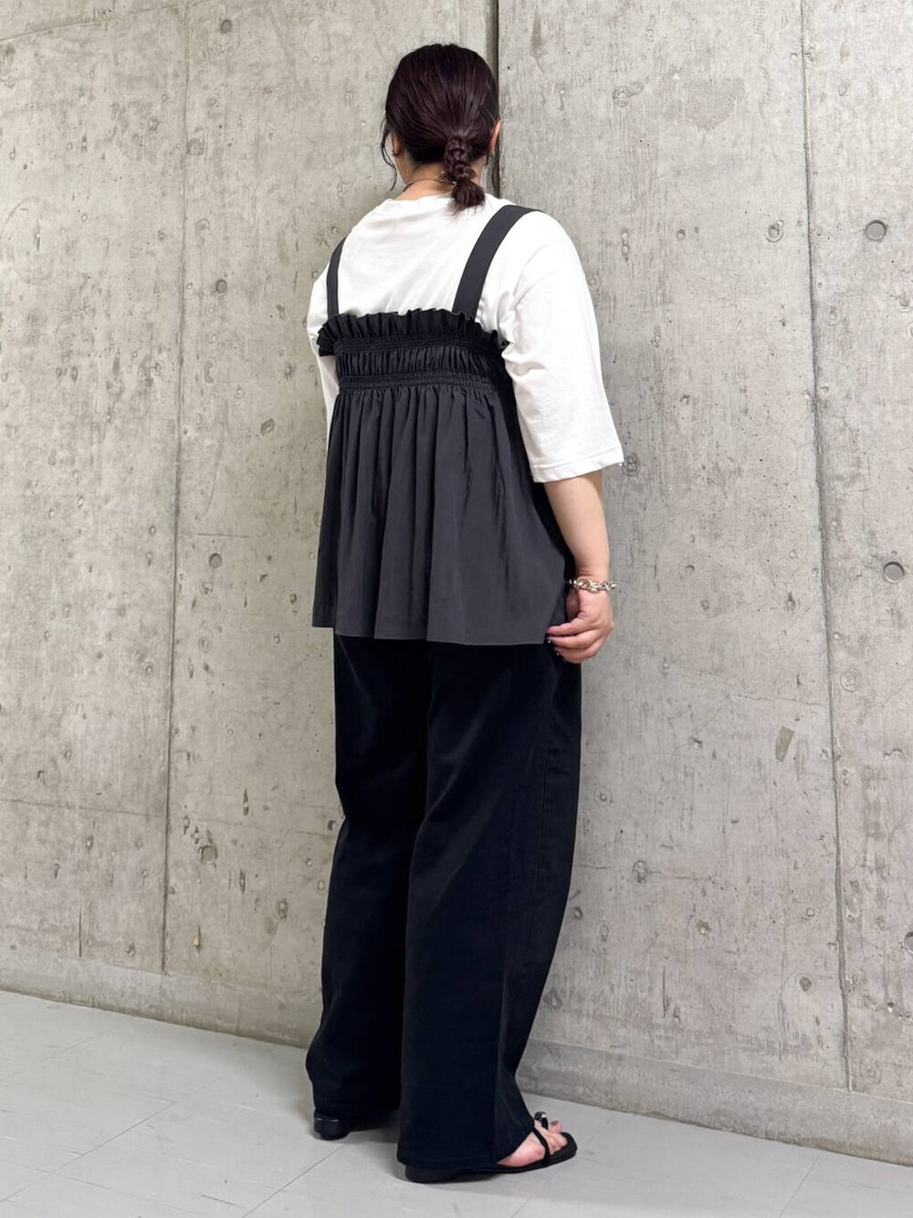 ブラック系のその他パンツ、ブラック系のサンダル、グレー系のシャツ/ブラウスを着用したレディースの夏コーディネートの3枚目の写真