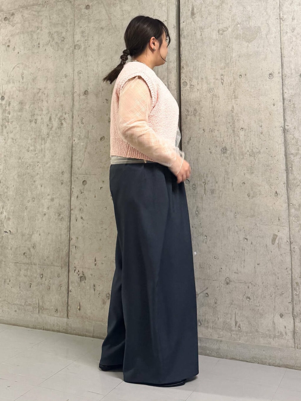 ブラック系のバレエシューズ、グレー系のその他パンツ、ホワイト系のTシャツ/カットソーを着用したレディースの春コーディネートの2枚目の写真