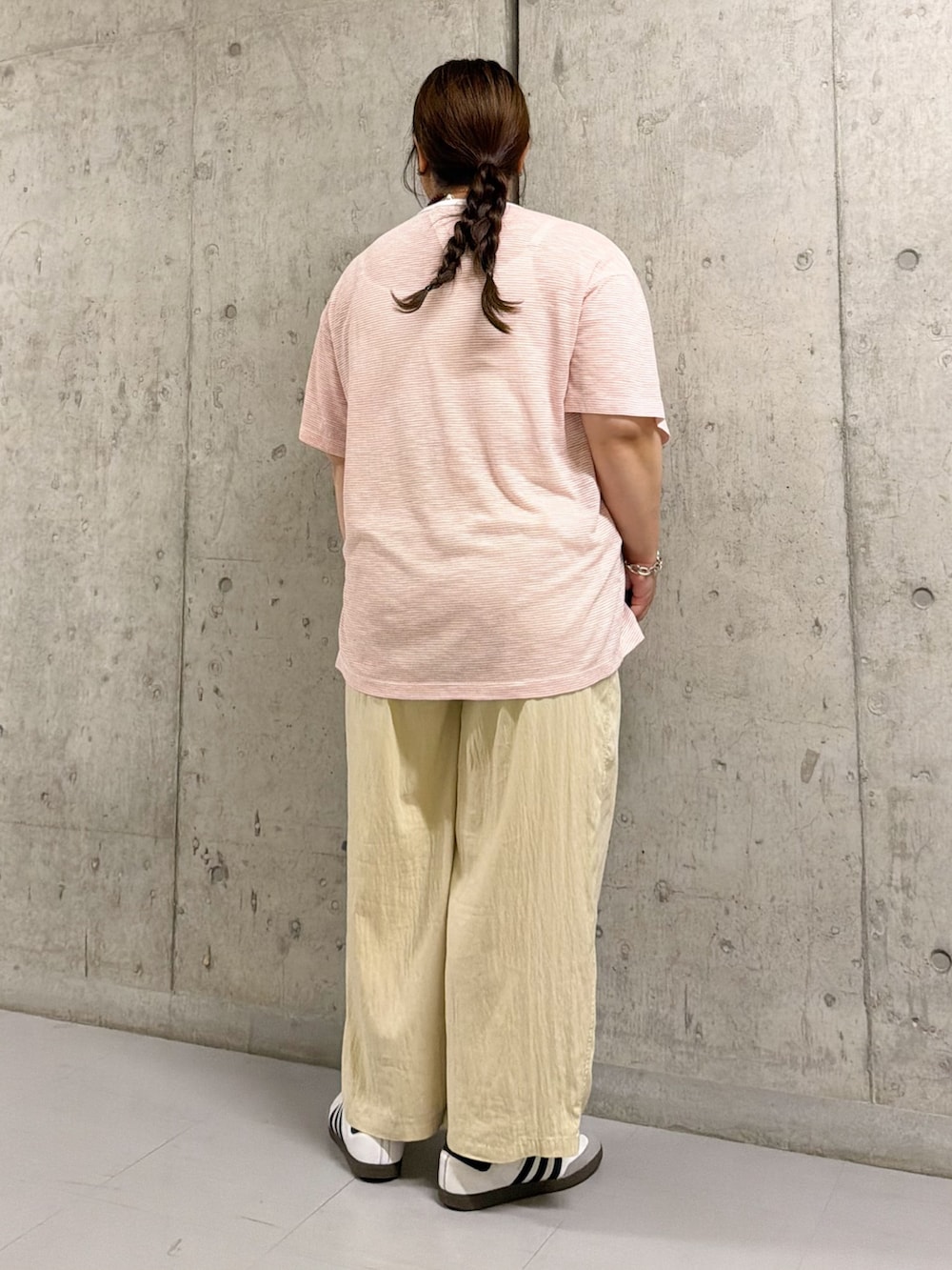 ピンク系のTシャツ/カットソー、イエロー系のその他パンツを着用したレディースの夏コーディネートの2枚目の写真