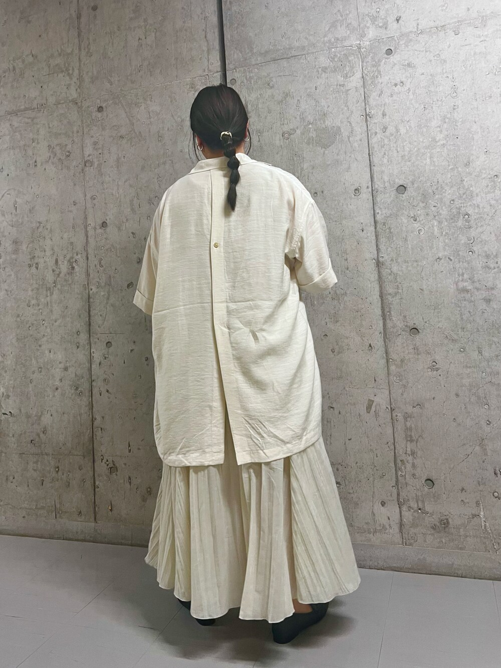 ベージュ系のシャツ/ブラウス、グレー系のスカート、ベージュ系のショルダーバッグを着用したレディースの夏コーディネートの3枚目の写真