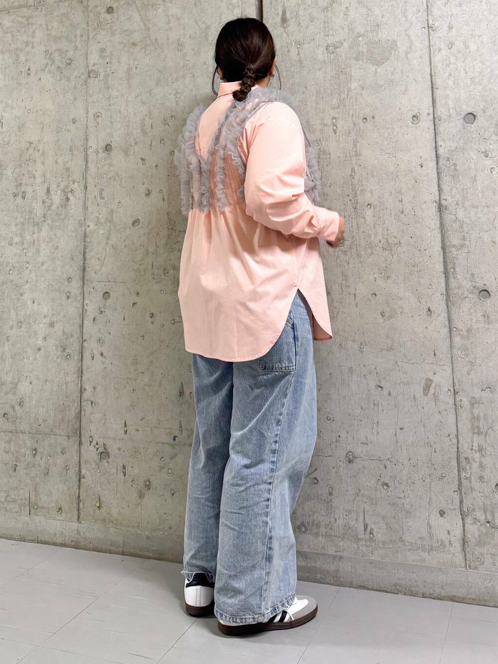 ブルー系のデニムパンツ、ピンク系のシャツ/ブラウスを着用したレディースの春コーディネートの3枚目の写真