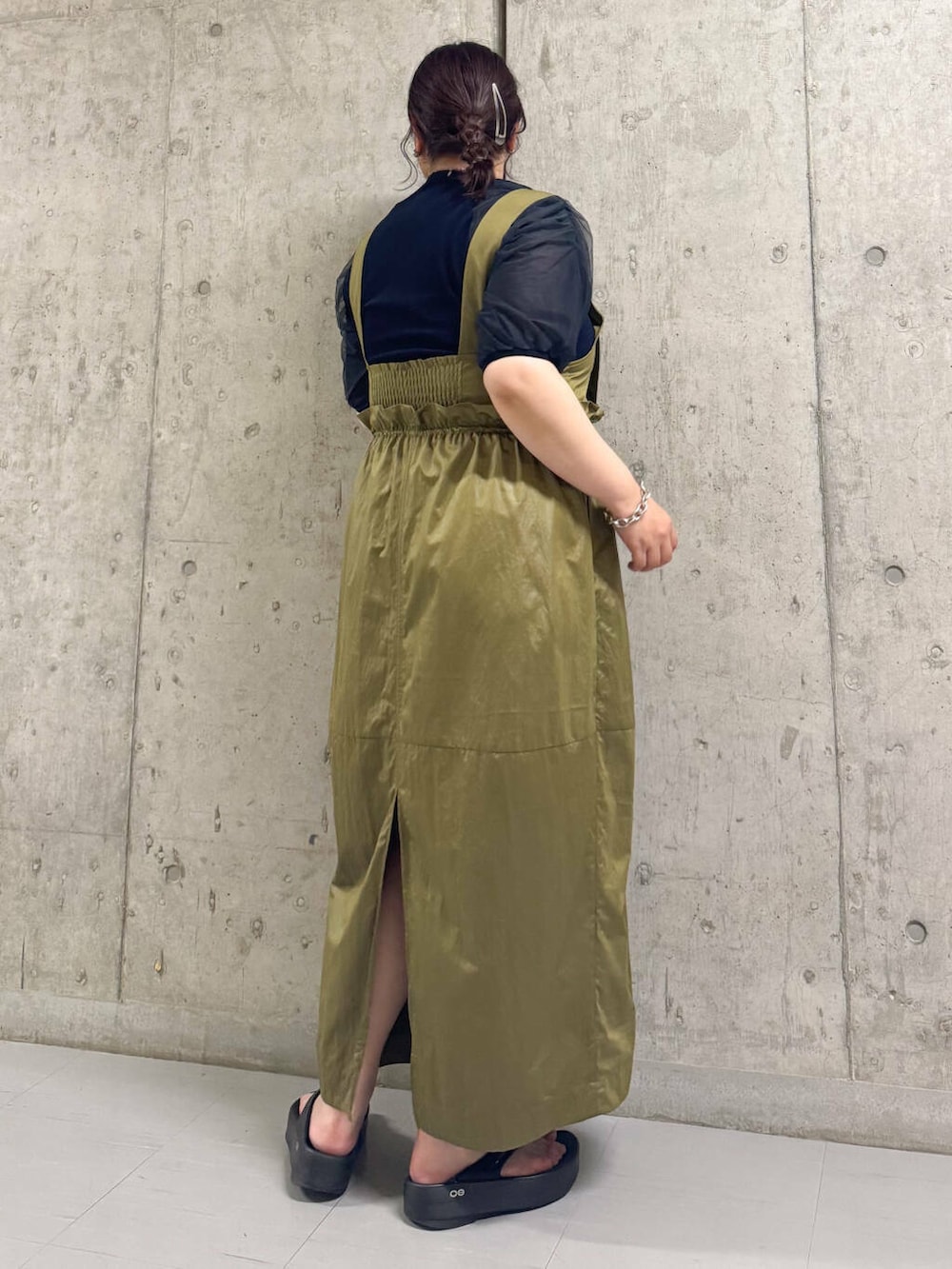 「ワンピース、大人カジュアル、カジュアル、オーバーサイズ、ニット、ジャンパースカート、サンダル、チュール、kbf_ootd、KBF、ボリュームスリーブ、ニットコーデ、夏コーデ、夏、サマーニット」｜「OOFOSのOOFOS　Oomega（サンダル、ブラック系）」を使った、sakaiさん（レディース・158cm）の夏コーディネートの2枚目の写真